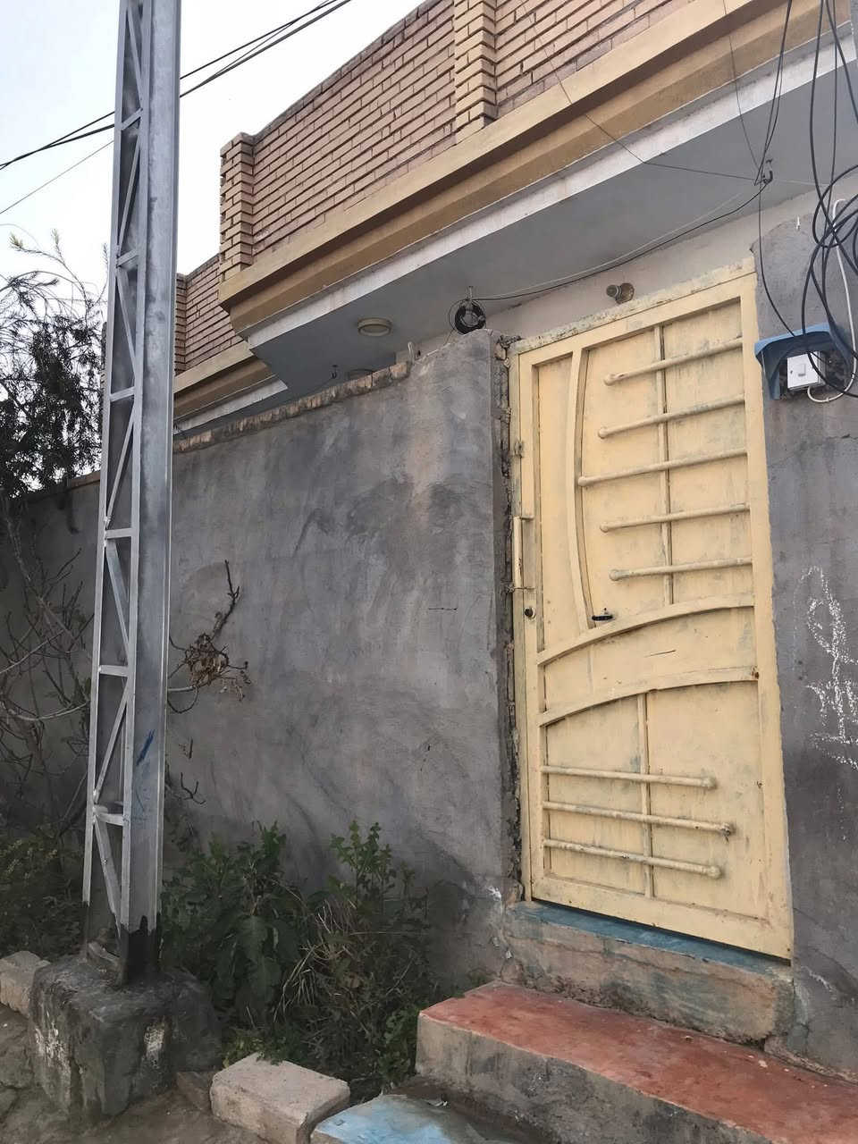 #الدار_للبيع
مساحة ٢٠٠ م 
واجهة ١٤ * نزال ١٨ 
گراج كبير ( يتسع لـ ٢-٣ سيارات )
استقبال مطل على الباب الخارجي
مطبخ حار 
مطبخ بارد
صالة كبيرة جداً
غرفة نوم 
مجمع غسيل ( حمام وشرقي + شرقي وغربي + مغاسل )
منور على الممر الخلفي
ممر خلفي عرض ١ م
بيتونة جمّالي ( ترهم صالة بين غرف الطابق الثاني )
السطح شتايگر شطرنج ملون

البيت سيراميك ارضي وجدران 
مع منظر سيراميك عدد ٢ ( الاستقبال والمطبخ )
مع مخزن كهربائيات بالصالة سيراميك بالكامل

💵 السعر : ٨٥ مليون وبي مجال للشرّاي
📍العنوان : ( الاحمر / ابودهلاية - فرع اسواق محمود )
 📞 للتواصل : *********** - ***********
