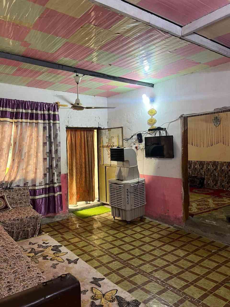 السلام عليكم
بيت للبيع العنوان النهروان منطقة مجمع الخمستالاف 
تفاصيل البيت ....
1 مساحة البيت 200
2 يحتوي على غرفتين نوم واستقبال وصالة ومطبخ ومنور عدد2
وصحيات 
3 السقف سندوتش أرضية صب 
يحتوي على سند طابو عقد 
للاستفسار فقط اتصال ***********
