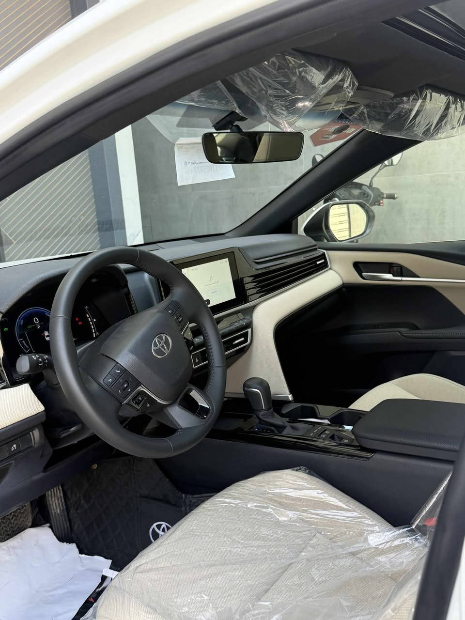 السلام عليكم للبيع كامري 2025 ياباني اصلي ام الضمان سا ز تبديل دهن وفلدتر مجاني لمده سنتين وعلى البطاريه 8 سنوات le هايبرد  مواصفاتها بانوراما مري شفط واشاير بلمري لد نهاري بك لايت لد تبريد قطعتين ابل كار بلي كشن صايق كهرباء توقف ذاتي تشغيل عن بعد وهواي موصفات بيه زيرو ماشيه 1500 k m بغداد بسمي نفس اليوم احولك السعر 29500$ قفل ***********
***********
