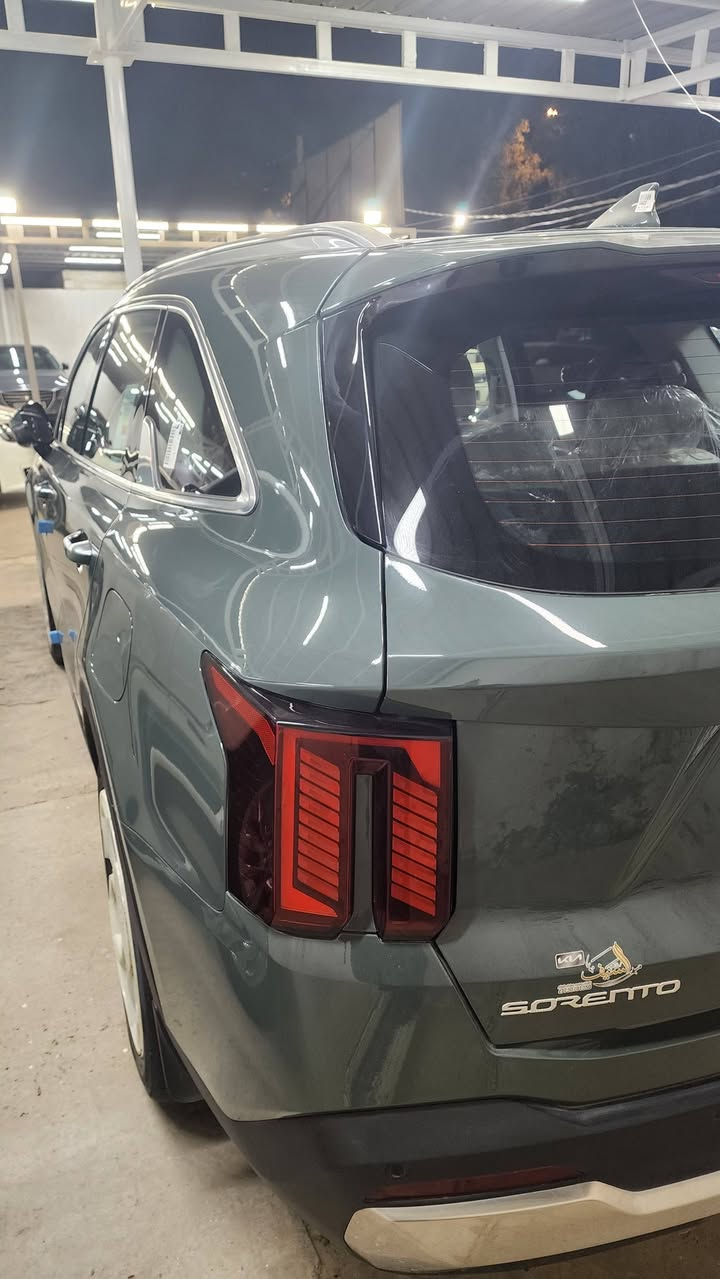 سورنتو ٢٥ جديده ماشية ١٩٠٠ كيلو فقط يعني زيرو بلون مميز جدا نفطي زيتوني متغير حسب الإضاءة. السيارة مكفولة من كل شي عدا شخط بسيط جدا بالدعامية الأمامية بطول ٢ سم..
السيارة خليجي الدولية كفاله ٥ سنوات.
مواصفات بانوراما حساس امامي خلفي كشنات تبريد مخمل كهرباء. بردات خلفية داخل ابيض ويل ١٩ رقم بغداد .
مكان السيارة بابل الحلة.السعر ٣١٠ مجال جدا جدا بسيط بدون احراج.....شراي اتصل على ***********....لطفا لا تتصل وقت الظهر أو متأخر بالليل.
