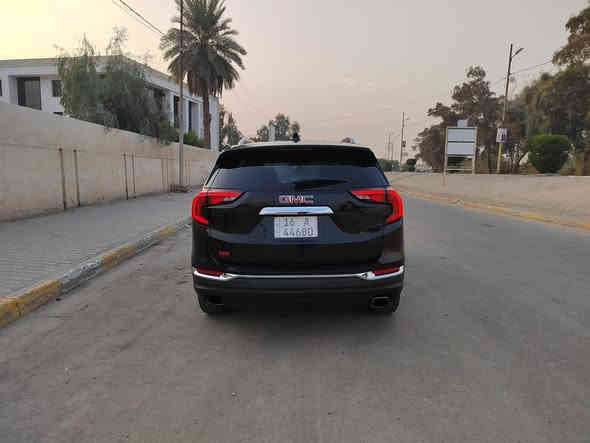 (GMC تيران) موديل 2018 محرك 2000 تيربو
السيارة (( بدون ايرباك بدون قطرة صبغ داخله كلين بيها بالعراق فقط تبديل باب السائق اصلي بلادي نفس اللون بدون دواخل نهائياً))
 رقم جديد بأسمي حره تحويل مباشر هزه جديده
ماشيه (  104 ) الف ميل
فوول مواصفات عدا البانوراما
🔺بصمة تشغيل واربع ابواب وصندوق
🔺رادارات + حساسات 
🔺نقطه عمياء
🔺قيادة ذاتيه
🔺تحديد مسار
🔺نظام منحدرات
🔺شاشة وكاميره دواره
🔺 تدفئه كشنات
🔺تدفئه ستيرن
🔺تبريد قطعتين مناخ منفصل
🔺كشنات جلد
🔺خزن ميموري كشن السائق
🔺 كشن السائق هزاز (تحذير تفاعلي) 
🔺كشنات تحكم كهرباء
🔺صندوق كهرباء
🔺سايد بريك بصمه
🔺 مرايات جانبيه قلابه
🔺 اشاره بالمرايه
🔺مرايات تعتيم وسطيه وجانبيه
🔺شاشة كار بلي
🔺تشغيل عن بعد
السعر ١٤٨ $
مكان السياره بغداد
 للأتصال ***********
