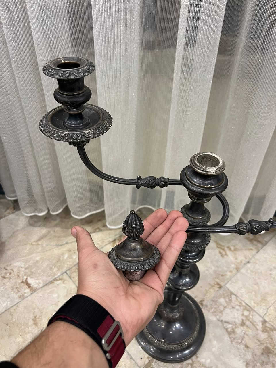 شمعدان صنع انكليزي انتيك نحاس مطلي فضة نظافة 100%
اكثر من اختيار يستخدم ثلاثي او ثنائي او تك  وزن ثقيل جدا وكبير بالحجم 
القياس الارتفاع 57 سم.
           العرض 41 سم.
واتساب ***********
