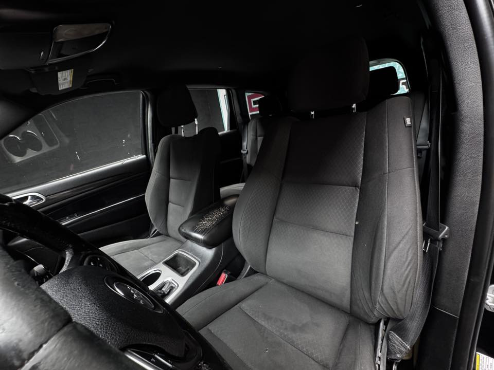 السلام عليكم ورحمة اللّٰه
للبيع سيارة : جيب كَراند شيروكي فئة لاريدو لون اسود
•الضرر : باب وجاملغ صبغ وقبق الجنطه صارت بي طخه هنا ونصبغ يعني بدون تبديل
﻿الرقم :مرقم بابل
﻿﻿المواصفات :
﻿﻿السيارة : #جيب_كراند_لاريدو
الموديل : 2018
المحرك : V6 3600 (ستة سلندر)
حجم الويل: ويل كب حجم 18 مع طقم تايرات بحالة ممتازة حساسات خلفية اصل
كامرة خلفية اصل
لايتات ابيض عالي وناصي مع كشافات دعامية بصمات عدد 2 للابواب مع بصمة تشغيل تحكم فول كهرباء لكرسي السائق
شاشة الدشبولللتحكم بايعازات السيارة
تبريد قطعتين امامي وخلفي
نشغيل عن بعد
تحكم ستيرن جهتين بلوتوث وحاكية وكروس سرعة وتحكم صوت
نضام ABS مانع انزلاق 
السعر 190 وبيها مجال 
تواصل واتساب فقط 
***********
