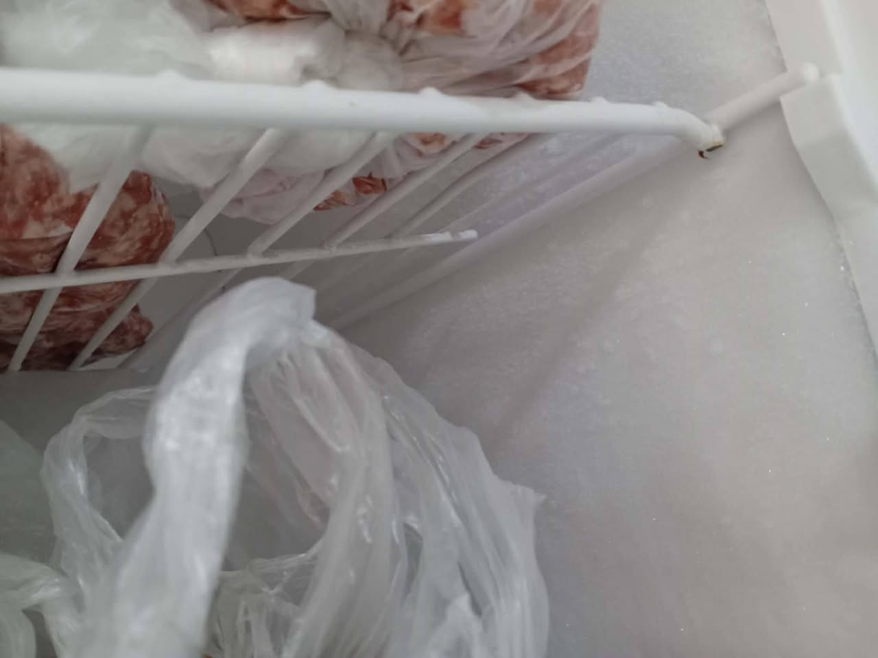 ثلاجة للبيع السعر 100 شغاله حجم كبير
***********
