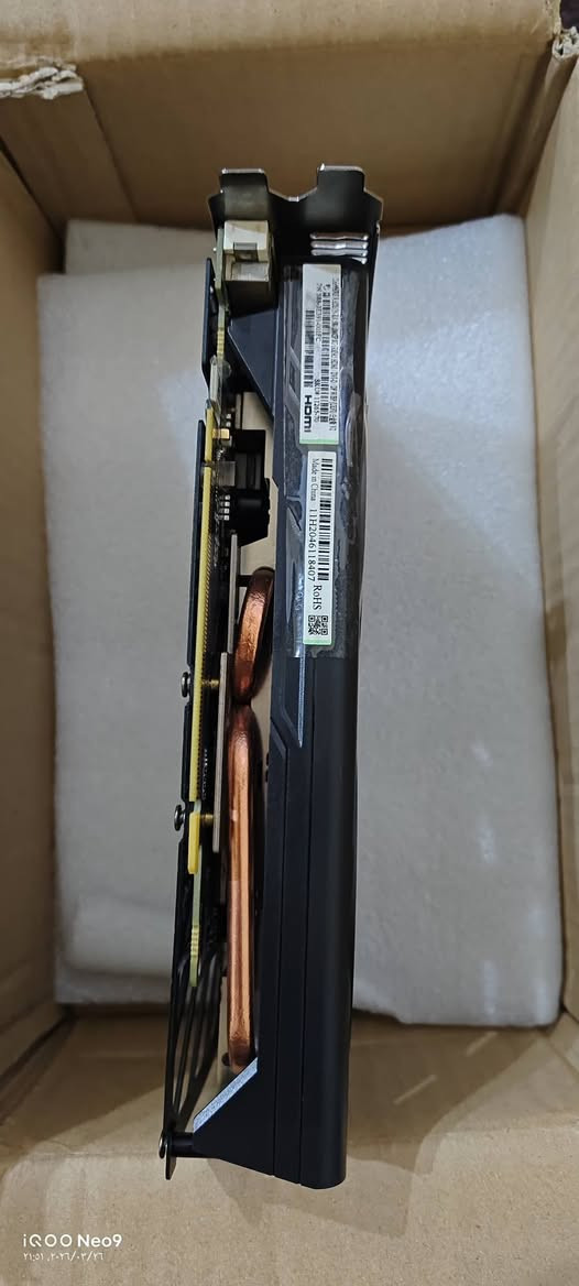 السلام عليكم خوان نطونة سعر بي 
          كلشي موضح كدامك جميع تافصيل

للبيع: كرت شاشة Sapphire Radeon RX 580 2048SP
​المواصفات والتفاصيل:
​الماركة: Sapphire (النسخة الأصلية الموثوقة).
​الموديل: Radeon RX 580 2048SP.
​الذاكرة: 8GB GDDR5.
​المنافذ: يحتوي على منفذ DP، منفذ HDMI، ومنفذ DVI-D.
​الطاقة: يحتاج إلى وصلة 8-pin (يفضل مزود طاقة 500 وات حقيقي أو أكثر).
​الحالة: الكرت شغال ونظيف جداً، والحرارة ممتازة (65-68 درجة تحت الضغط) كما موضح في صور الفحص.
​ملاحظة تقنية للمشتري:
الكرت يقرأ في بعض البرامج (مثل الـ OSD في الألعاب) على أنه RTX 3050 بسبب Bios معدل، لكن الأداء الفعلي والتعريفات هي لكرت AMD Radeon RX 580. الكرت يقدم أداء ممتاز جداً في ألعاب مثل PUBG، GTA V، و Call of Duty على إعدادات عالية
الفحص: الكرت مفحوص ومجرب وبالضمان التشغيلي.


**إذا كنت صاحب هذا الإعلان وتريد حذفه لأي سبب، رجاءا أرسل رسالة إلى الدعم الفني**