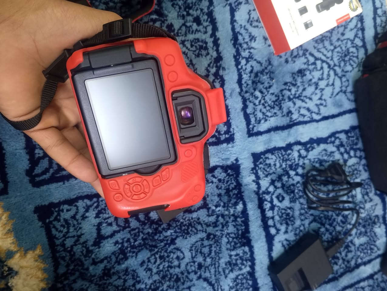 للبيع كانون 750D  استعمال شخصي بل كارتونة 
تصوير فديو 4k
تعديل داخلي 
شاشة لمس قلاب +بطارية وشاحنة وحزام كتف وجنطة للتواصل ***********
