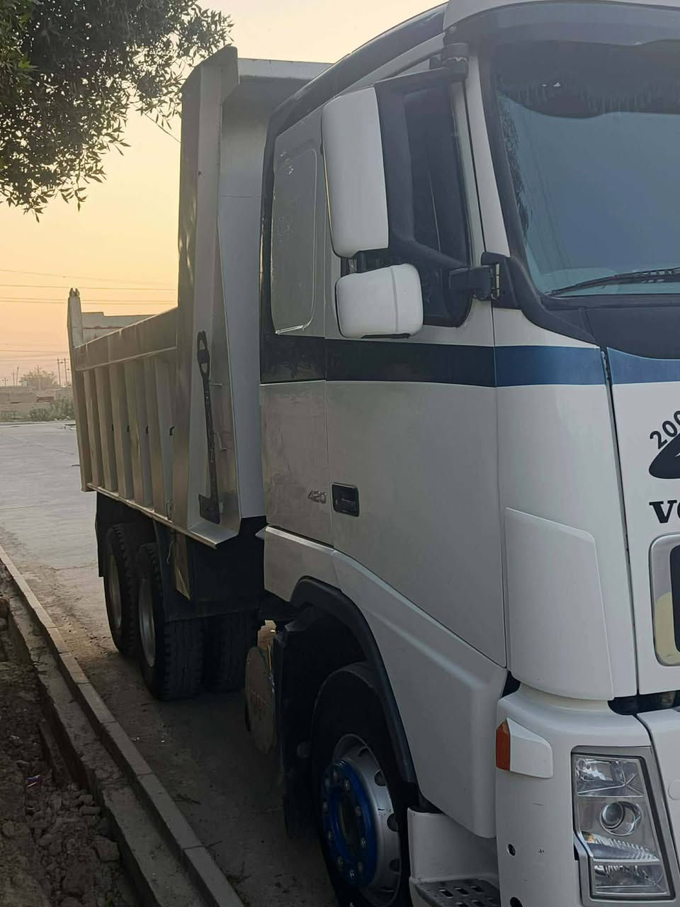 السلام عليكم فالفو شيطان  FH12 كير عادي 3/3 مجموعه شفت حديث شاصي بلادي طويل تخم تاير جديد سنويه ورقم جديد لحد 2030 وفحص وهسه جديد تبرد شغال وكير محرك واكسل وشاصي وقماره كله بشرط سياره مكفوله كفاله عامه وشرط التحويل 

موديل 2002

السعر 325 $

مكانك واسط قضاء الحفريه 
الاستفسار. ***********
***********
