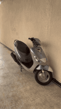 السلام عليكم دراجة قجمه للبيع كفرات ودواخل ومكينه كله ختم واحد مين ماتباوعلهه مختمه دراجه الكزوز جان بي صوت لان ناقص برغي هسه شديتله برغي الدراجه خرسه ماتنسمع تشتغل سلف هندر اشاير يمنه يسره اللايت كدام بس قاعده بالفين ويشتغل بك لايت شغال الما يشتغل بيهه من الكهربائيات هورن+لايت+عداد سرعه فقط شلعه ومعدل توصل ١٢٠ عدله ماتلحكهه رايدهه ب٧٢٥ وبيهه مجال قليل مكان بصره ابي الخصيب شارع الوسطي الرقم ***********
