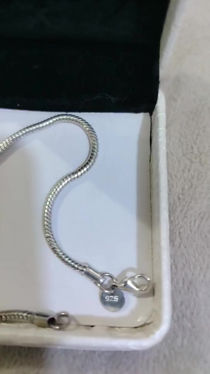 سوار السعر 15 مختوم 925 مثل مابين أمامكم ابيعلك قطعه اني ما اعرف فضه او مو فضه


**إذا كنت صاحب هذا الإعلان وتريد حذفه لأي سبب، رجاءا أرسل رسالة إلى الدعم الفني**