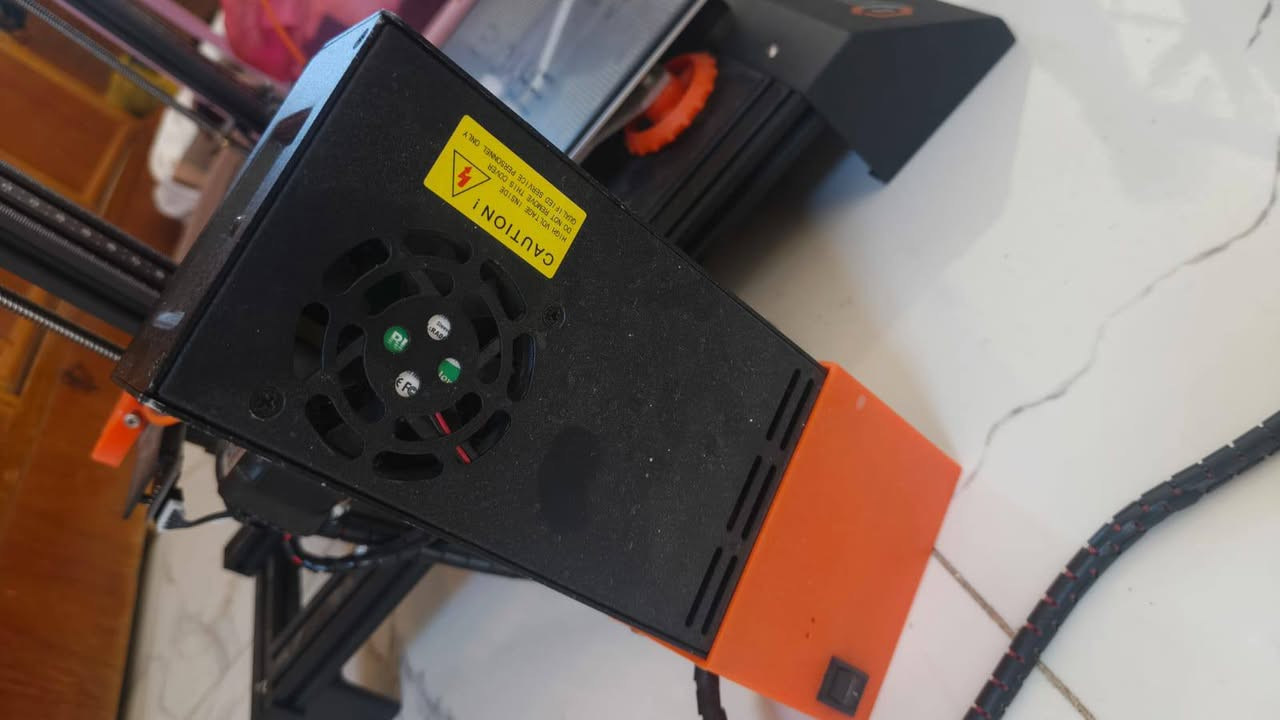 السلام عليكم هاي طابعه 3D  وهاي مواصفاته والي ايريد يدخل يبحث عليه او يتاكد ويشوف بعينه وكلش نضيفه وما مطبوع بيه غير مرتين او شوفت عينكم نضافته 98٪ وشغاله ما بيه اي نقص + وياه روله فلمنت كامله وجديده وسعره 325 وبيه مجال بسيط للاتصال 

 ***********

هذه الطابعة هي Eryone Thinker SE، وهي طابعة ثلاثية الأبعاد تعتمد تقنية FDM.     حجم الطباعة: تتميز بحجم طباعة كبير يبلغ
 (40 سم عمق/ 30 سم عرض / 40 سم ارتفاع) 
هدوء التشغيل: تستخدم مشغلات محرك خطوي من طراز TMC2208 لجعلها هادئة جداً أثناء العمل، حيث يبلغ متوسط الضوضاء التشغيلية 49 ديسيبل.  سطح الطباعة: تأتي مع سرير زجاجي ساخن ومزخرف لتحسين التصاق المطبوعات.  مميزات إضافية: تدعم استئناف الطباعة بعد انقطاع التيار الكهربائي وتتميز بسهولة التجميع (حوالي 15 دقيقة).
