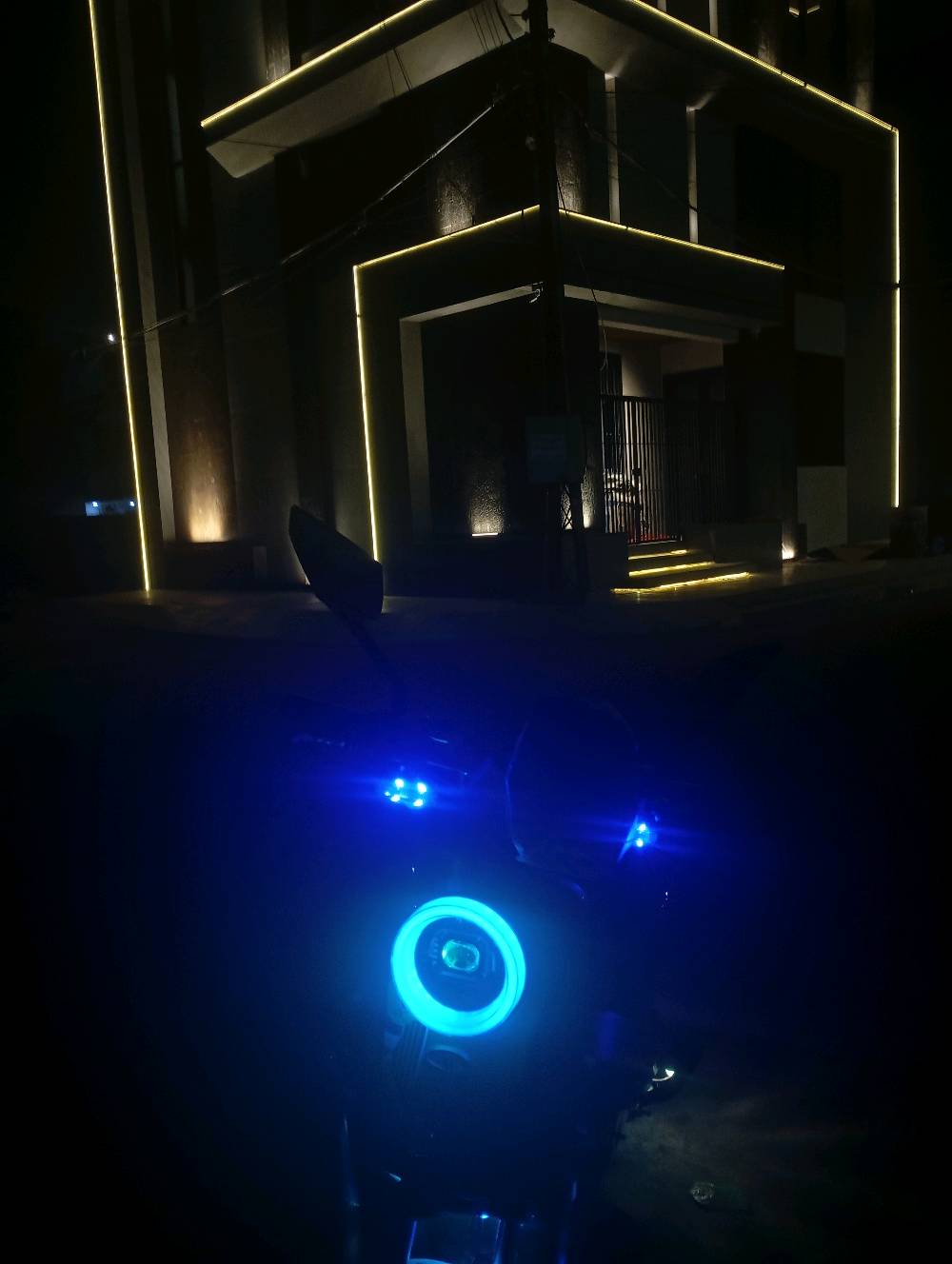 السلام عليكم 

دراجه شحن X900 🏍️.  بيع او مراوس 

بريكات دهن هايدروليك HAEDROLEK

دبلات امامي هيدروليك والخلفي غاز 

شاشه ديجتل 

وياله رياضي + فلنجه كبيره 

تشغيل بصمه + سويجين 2 + بصمتين 2 

بطاريات 25 امبير 🔋

عدد 5 بطاريات 🔋

سرعتها 119 حقيقي 80 🏍️

ديجلات + اناره جانبيه 🎧

لايتات زنون + نشره ليليه 🌑🔦

دراجه جديده ونضيفه وبلعافية عل ياخذها 
*********** وتساب فقطط
المكان بغداد الغزالية
السعر525وبيها مجال بسيط للطيبين 💰