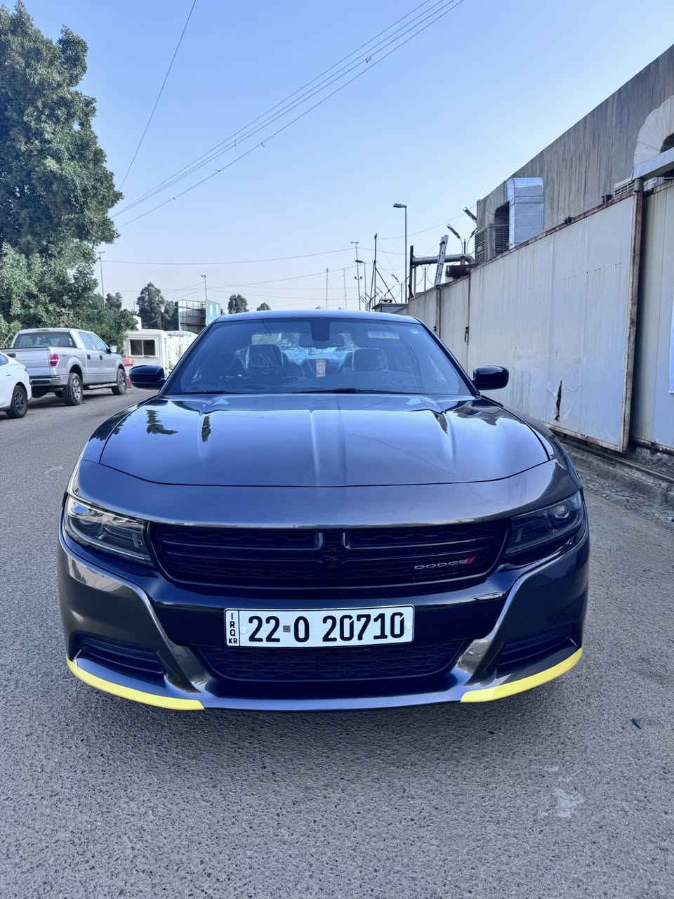 السلام عليكم للبيع جارجر موديل 2023 
دخول جديد رقم اربيل 
فور ويل  
مكينة 3600  
حادثها دعامية وحافت  البنيد والصور بل منشور 
ايرباك طاك 
السيارة جديدة بمعنى الكلمة لوك 

ماشية 12 الف اللة وكيلك بل كارتون 

تريد تحويل تريد وكالة

السعر 255 وبيها مجال 

العنوان بغداد شارع الاورفلي 

لتواصل ***********
