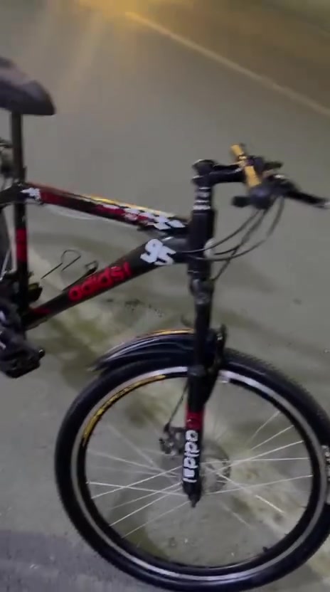 سلام عليكم 

بايسكل جبلي فول الفول كامل مكمل من نوع MTB mountain مكاني كركوك طريق بغداد السعر رايده 110 بيها مجال للطيبين   ***********
