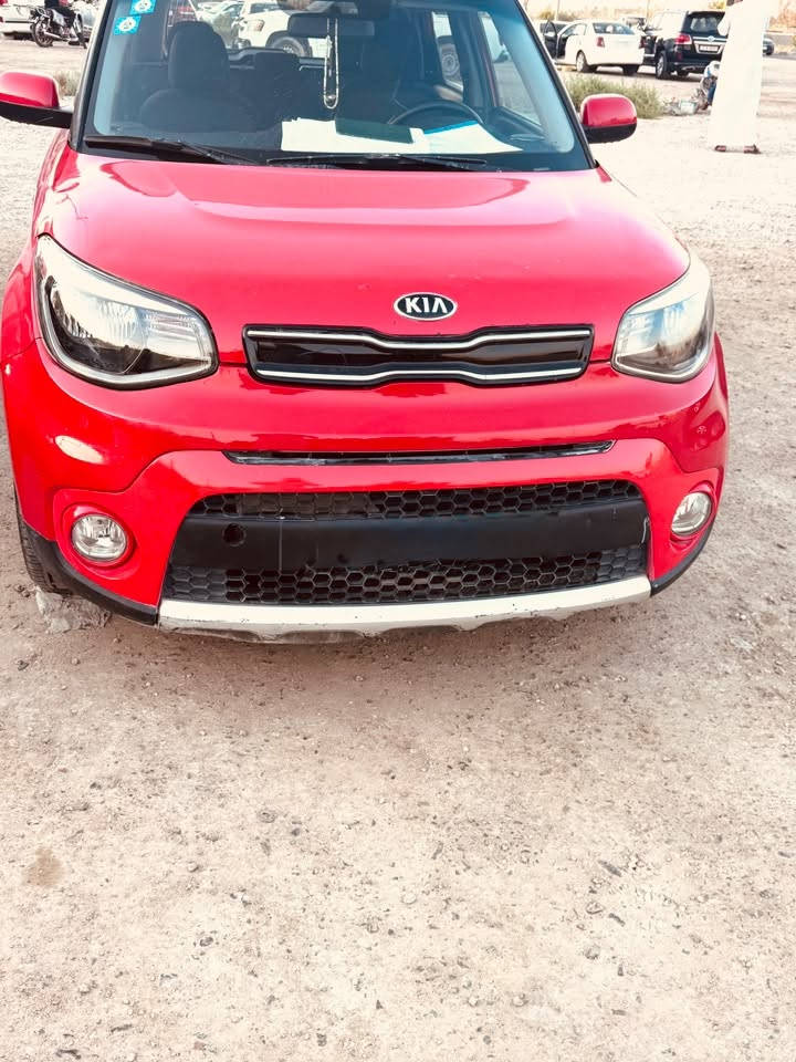السلام عليكم كيا صول موديل 17 مكينه 2000 سياره جاهزه من كلشي ماشيه 80وبيها سونار المندلاوي وسونار ثاني رقم بغداد باسمي رقم انكليزي جديد هزه جديده تحويل ثاني يوم تخم تاير حداديه تبريد ثلج معروضه 110 وبيها مجال لاستفسار ***********

