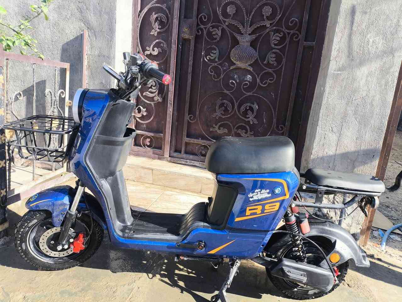 السلام عليكم عندي دراجه شحن R9 للبيع فول مواصفات موديل 2025 مكاني بغداد  شعب حي البساتين دراجه نوع ويلي 

المواصفات:
--بطاريه ما مبدله مختومه ختم ويلي 
--شاشه رقميه مقياس (شحن - سرعه ـ امبير)
-- بيها سماعات نظام بلوتوث صوت عالي 
--ليتات LED قوي جداً 
--تجي بيها سله 
دراجه كامله وجديده مستعمله فقط 5اشهر
ومال بيت
للتواصل على الصفحه او على الرقم ***********
السعر 380 وبيها مجال بسيط
