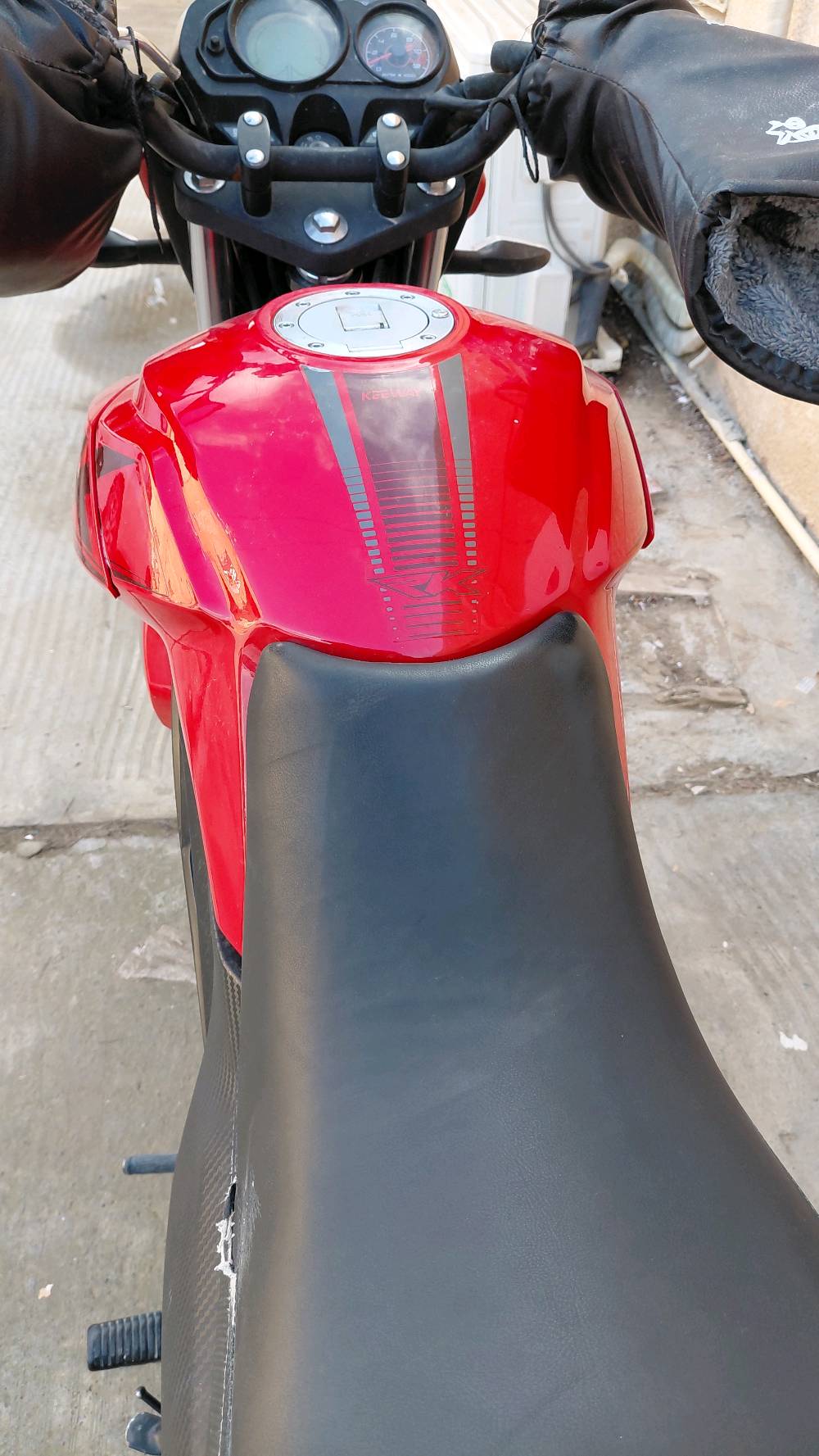 درّاجة نارية من نوع كيوي، لونها أحمر أسود، بحالة جيدة تعمل بمحرك بنزين متين. مناسبة للمدن والطرق الوعرة. فرصة رائعة للراغبين في شراء دراجة قوية وموثوقة.