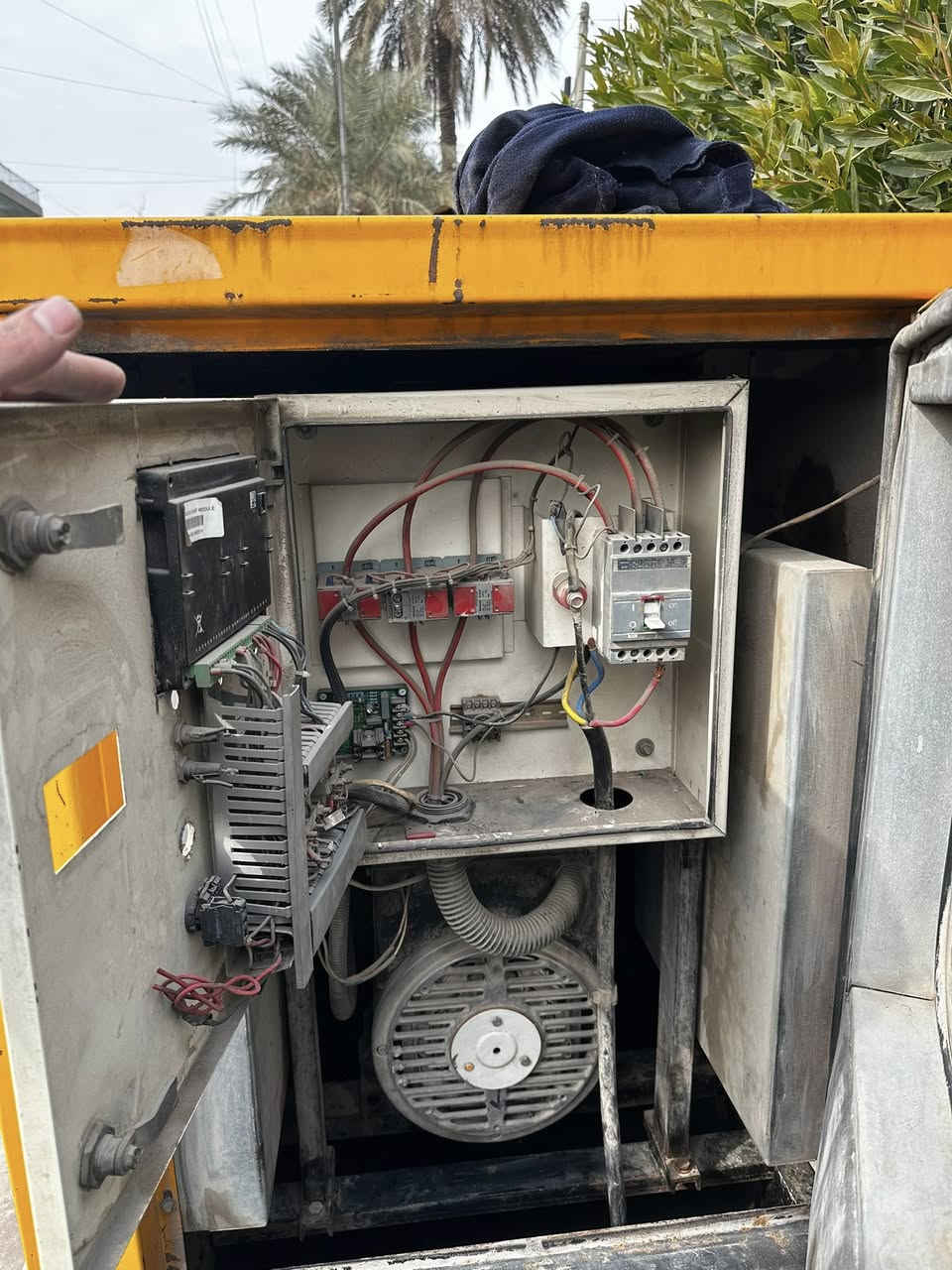 مولدة بيركنز انكليزي اصلي كاتم 30kv للبيع
المولدة شغالة مابيها اي نقص و المحرك ٣ سلندر ابلادي ما مفتوح  . + التانكي مع المولد 

* المولدة استخدام للبيت فقط
مكانها بغداد شارع فلسطين قرب نادي التركماني 

السعر ب٤٣

***********
