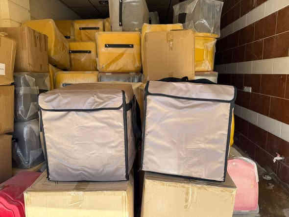 جانتای دلیڤەری ئەسڵی بە بەرزترین کوالێتی .

- سێ بەرگە و ڕەختە و توندو تۆڵە کە قوپان و شکانەوەی نیە  .
- دژە ساردبونەوەیە وە پارێزگاری لە مانەوەی خواردنەکان ئەکات بە گەرمی بۆ ماوەیەکی زۆر .
  - وە تەندروستە بۆ گواستنەوەی خواردنەکان .
- شوێنی بەستنی هەیە بۆ سەر ماتۆڕ بە ڕێک و پێکی و توندوتوڵ.
-  دوو قاتە و ئەتوانی بیکەیت بە یەک بەش .

بۆ داواکردن نامە بنێرە یان پەیوەندی بکە .

ژ.م + وەتسئەپ ***********

#جانتا #گەیاندن #چێشتخانە #ڕێستۆرانت #فاست #فود #دلیڤەری #ماتۆڕ #کوردستان #سلێمانی #هەولێر #گەرمیان #دلیفری
