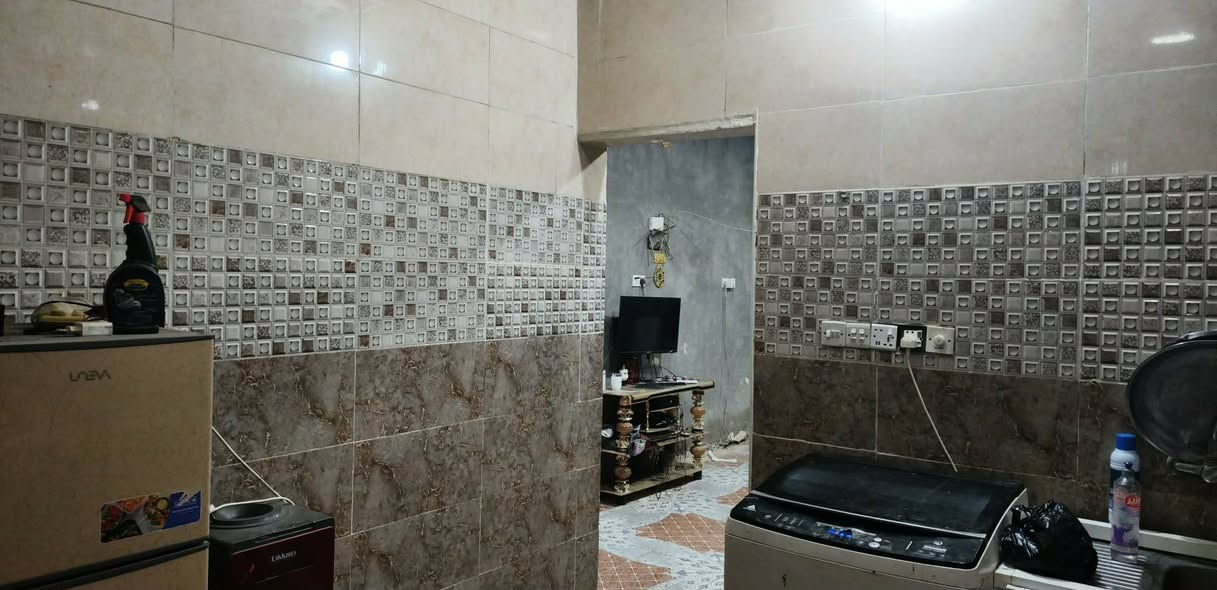 بيت مساحه 185 زراعي 
يحتوي على غرفتين وصاله ومطبخ وصحيات واستقبال 
الصاله عوزه ابياض،والاستقبال ما كامل السعر 100وبي مجال،البناء بلوك، مكانة بظهر المستشفى التركي مباشرةً اذا تاخذها قطعة تستفاد موقعها على شارعين رئسي تبليط وشارع فرعي كافة الخدمات ماء كهرباء وسحب..
للاستفسار الاتصال على الرقم ***********
