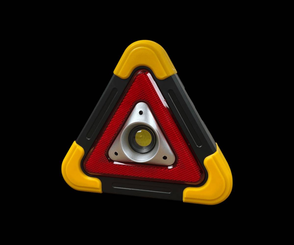 هذا كشاف مثلث بطارية LED مثالي للسلامة على الطريق. يتميز بإضاءة قوية ذات لون أحمر لتحذير السيارات الأخرى، بالإضافة إلى انارة أمامية بيضاء تساعد في الرؤية في الظلام. يمكن شحنه بواسطة الطاقة الشمسية أو عبر منفذ USB. تصميمه المتين والمحمول يجعله سهل الاستخدام في جميع الظروف. مثالي للاستخدام في حالات الطوارئ أو عند السفر لمسافات طويلة.