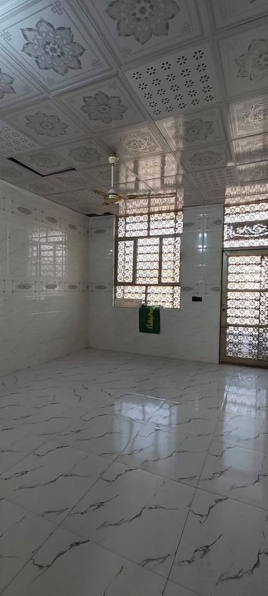 ✨ اللهم صلِّ على محمد وآل محمد ✨
🏡 فرصة مميزة للبيع
بيت بمساحة 50 متر
🔹 طابق ونص
يحتوي البيت علئ طارمة +استقبال +صالة +مطبخ وحمام ومنور
الطابق الثاني صالة وغرفة نوم وحمام وسطح 
البيت بورسلين وسراميك للسقف وسقوف ثانوية بناء جديد نظيف جدا غير مسكون 
🔹 الموقع: حولي 100 خلف الفيزا التركية مجمع الغدير 
📍 مميزات البيت:
✔️ خدمات كاملة (ماء، مجاري، كهرباء، تبليط، إنارة)
✔️ منطقة سكنية متكاملة
✔️ قريب من حولي المشاية مال مستشفى الكفيل
✔️ يبعد عن الحرم كيلو (دقائق بالسيارة) 
 طابو زراعي إقرار محكمة سند 25
مكاتبة مباشرة مع صاحب الأرض
💰 السعر: 66 مليون
(قابل للتفاوض ويا الشراي الجاد)
📞 للاستفسار:
***********
📲 واتساب متوفر
