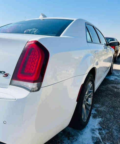 السلام عليكم أوباما كرايسلر
2021 اصل  مواصفات S حساسات امامي وخلفي 
 كفاله من الحادث والفتح والتبديل فقط جاملغ صبع
 ماشيه 90 الف
السعر 275 وبيه مجال حق الجيه
رقم الهاتف ***********
