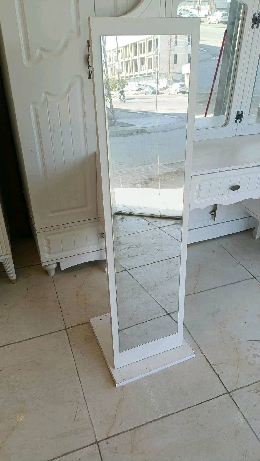 مجموعة غرف نوم بيضاء أنيقة وعصرية، تشمل خزانة ملابس كبيرة مزودة بأبواب مرآة، مع تسريحة وأدراج متعددة للتخزين، وسريران بتصميم ظهر مرتفع منجد بجلد فاخر. تناسب عوائل تبحث عن لمسة من البساطة والجمال في غرفة النوم.