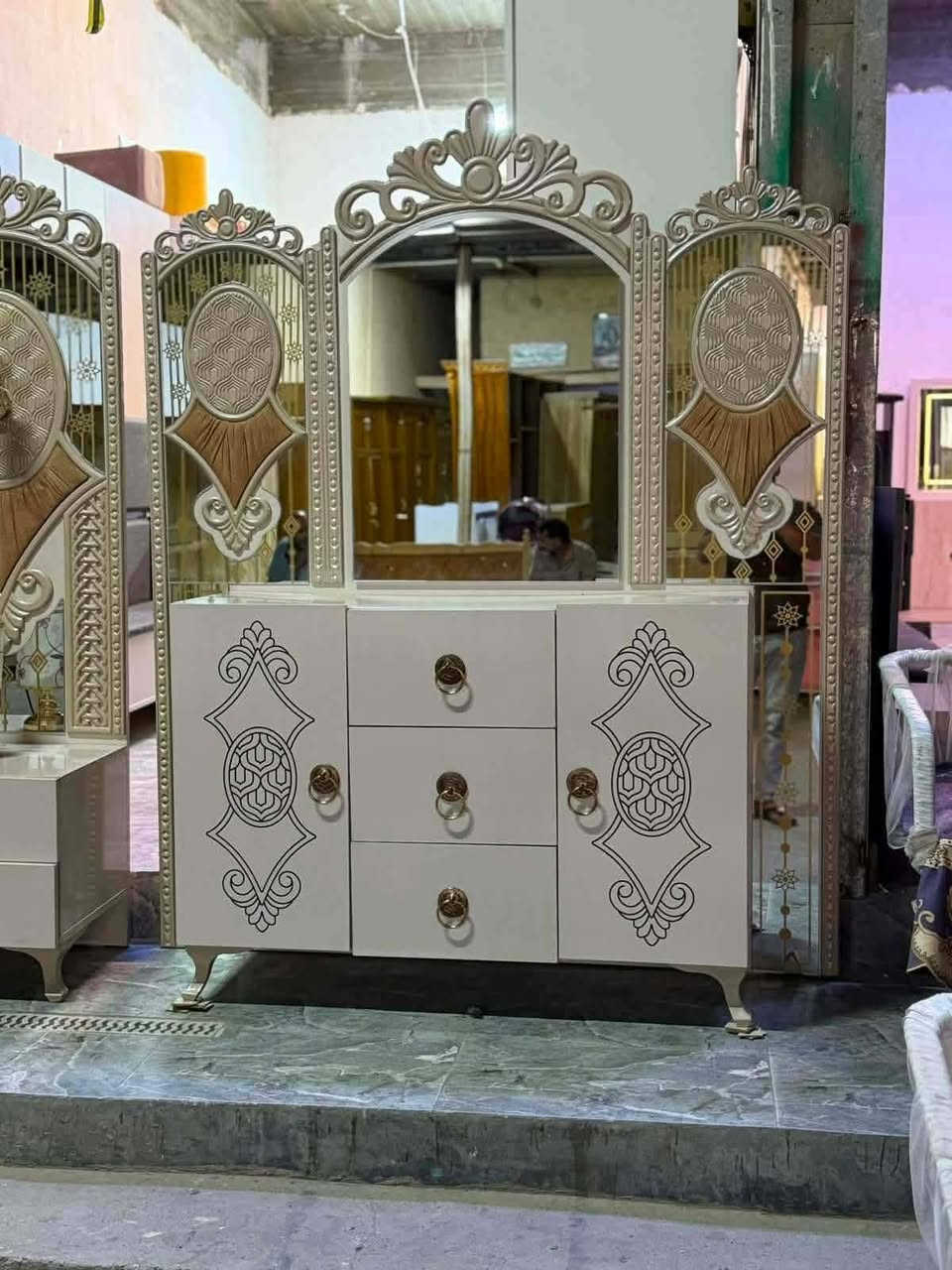 ✨ *غرفة تركي 🇹🇷 أصلي -
 9 قطعة* ✨  
صبغ حراري فاخر

*المواصفات:*
- نظام أبواب بروفايل 
- سرير عادي +  🛏️
- ضهر بلوك
شازلون مخزن
برغي وجوي حديد
- قماش وتربروف أصلي
- نظافة 90💯
💰 *السعر:* مليون و450 
🚚 شد ونقل مجاني داخل بغداد  
📦 توصيل للمحافظات بأسعار رمزية 
الشراي اخذ سكرين وتعال خاص سارعو بالحجز


**إذا كنت صاحب هذا الإعلان وتريد حذفه لأي سبب، رجاءا أرسل رسالة إلى الدعم الفني**