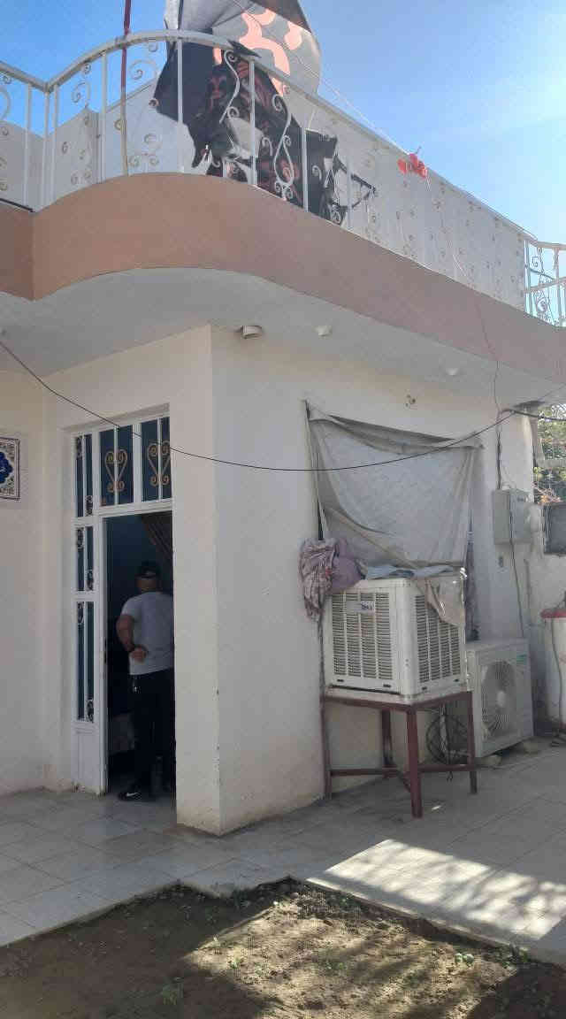 السلام عليكم دار سكن للبيع طابقين اربع غرف نوم بالقرب من المدارس وبالقرب من شارع الصب في الكوت منطقة حي الحكيم نزلة الوائلية مساحتة 240م وشارعة 10م البناء طابوق درجة اولى والسقف صب مسلح والارضية والجدران سيراميك ويتكون البيت من اربع غرف نوم وصالتين واستقبال ومطبخ وصحيات داخلية وخارجية ومرقم من قبل البلدية ومتوفرة كافة الخدمات السعر 80 وبي مجال الاستفسار الاتصال على هذا الرقم ***********
