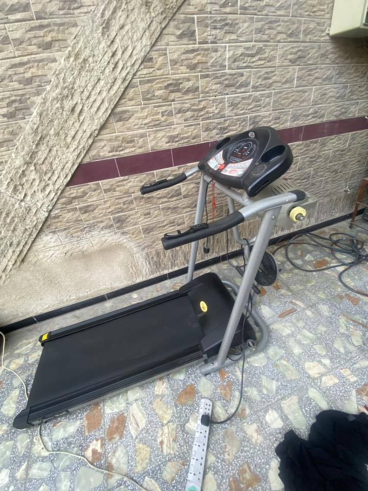 جهاز جري استخدام منزلي نضيف جدا وزن يتحمل180 كيلو بي حزام تكسير شحوم تدليك جسم كامل موصفات السعر 250
 العنوان بغداد ***********
