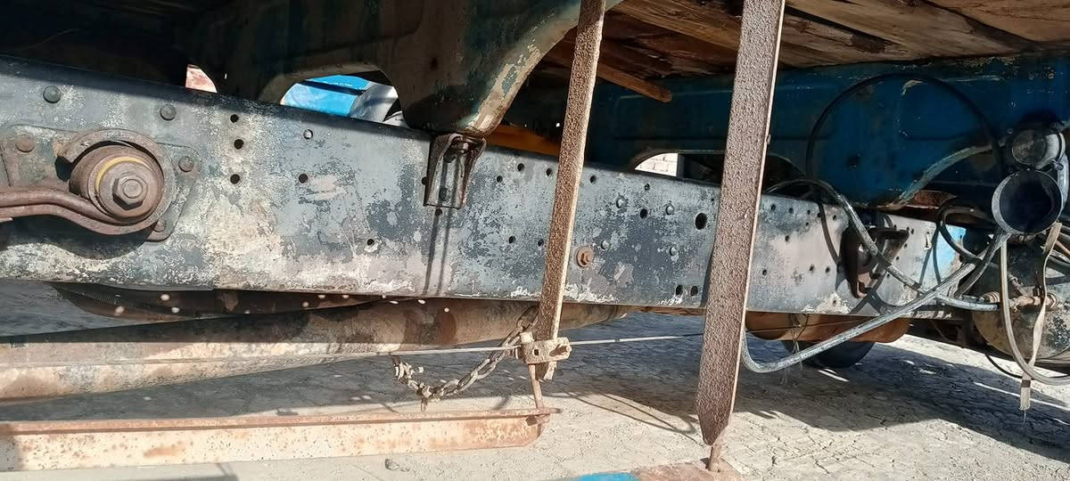 سلام عليكم للبيع مرسيدس أخرس شاصي فان عريض موديل 1983 مكينه لاابخار ولااتنقيص كير17جوزه اكسن 8دبه تخم تاير جديد دوشمه جديده كهربائيات كلها شغاله سياره مكفوله ***********
