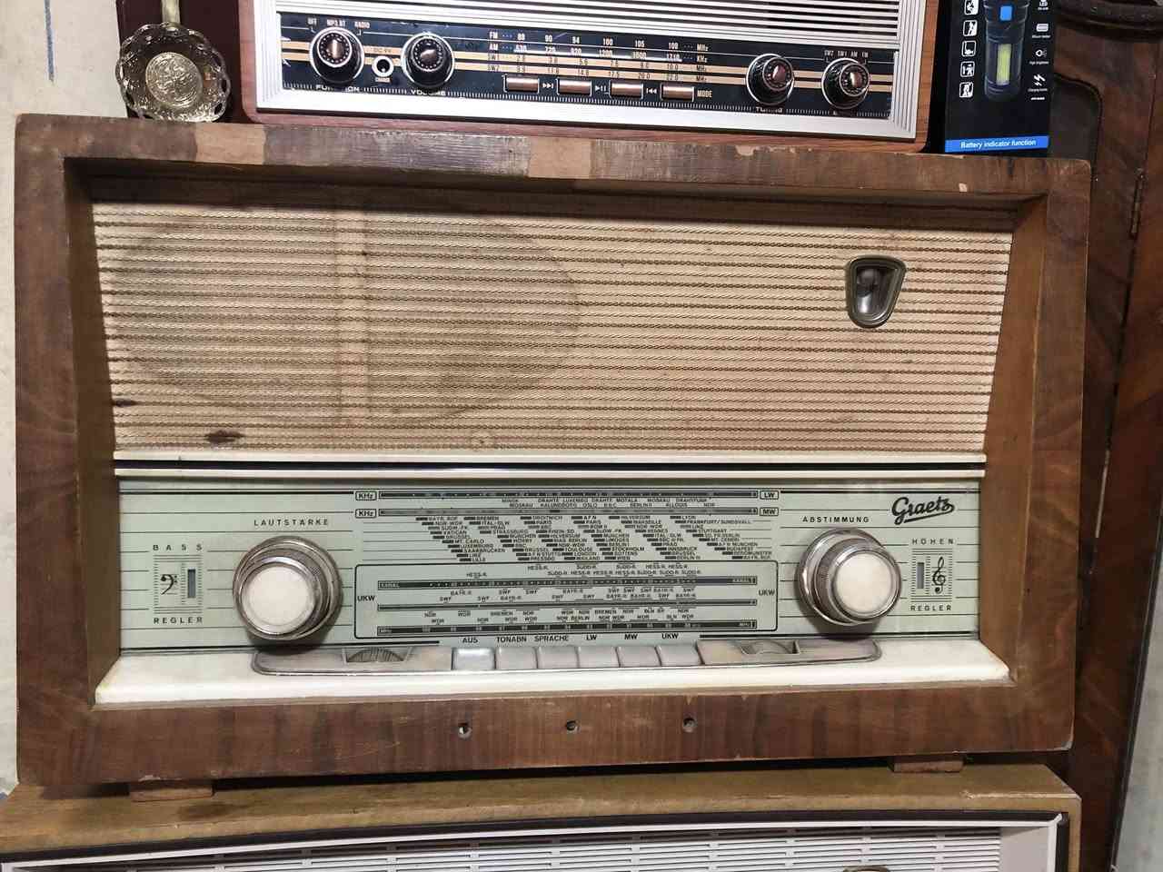 راديوهات انتيك قديمة جدا موديل الخمسينات شغالين فحص يعملوا جميع الموجات من ضمنهم Fm تحفة بالصلاة عالنبي للمهتمين فقط التواصل خاص او عالرقم 0796195550


**إذا كنت صاحب هذا الإعلان وتريد حذفه لأي سبب، رجاءا أرسل رسالة إلى الدعم الفني**