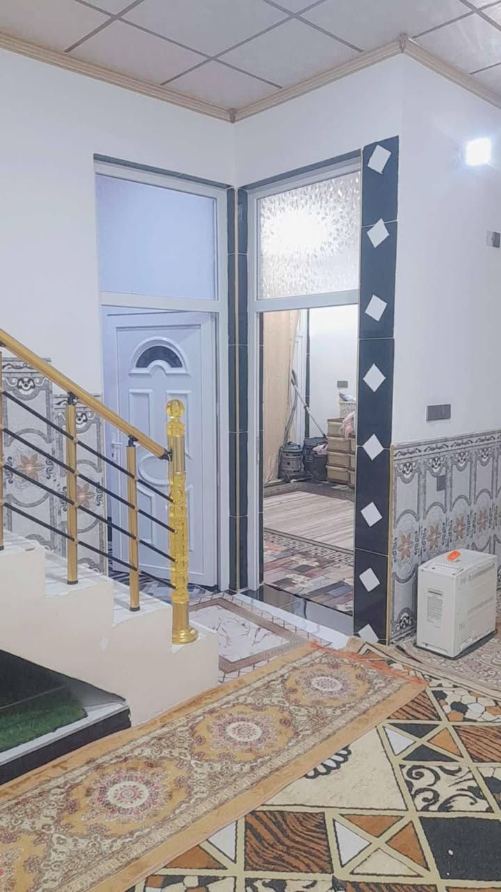 بسم الله ارحمان ارحيم دار للبيع طابو ملك ألمساحه ١٥٠ خدمات كامله البيت بنا حديث 2025 قاطين القاط الول استقبال ومطبخ وصاله وحيات وقرفتين نوم وطابق اثاني قرفتين وبيتونه وحمام الموقع بعقوبه بهرز شارع بيت ادفاعي وستفسار عل هاذه ارقم ***********
