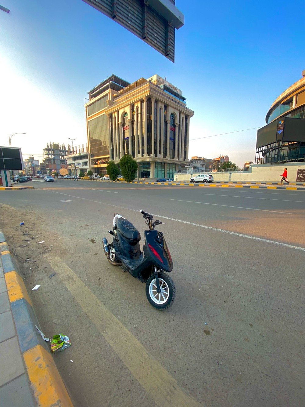 ماكس 120
دراجه مالعب شلعه ومعدل 
بيه ويل مشيف رياضي لون ابيض 
مكينه مفتوحه 55
تاير خلفي عريض 
كابريتر بلادي 
فصله بيه قويه