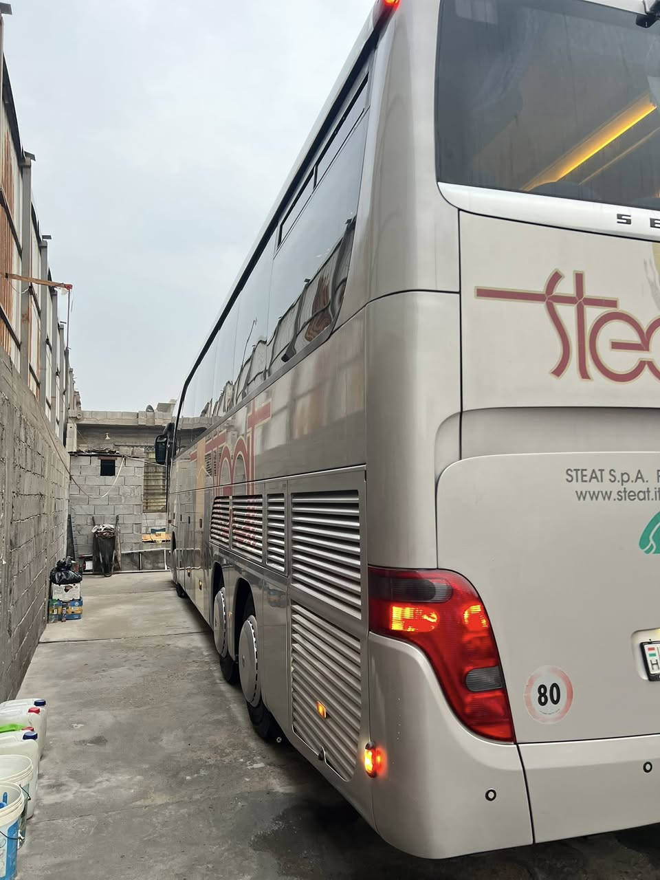 ام سيوف حجم 15 موديل 2004 مكينه 8 كير عادي عدد 54 نفر  تبريد جديد صيني ابو لخمسه تخم تاير  سياره جاهزه  استفسار ***********
