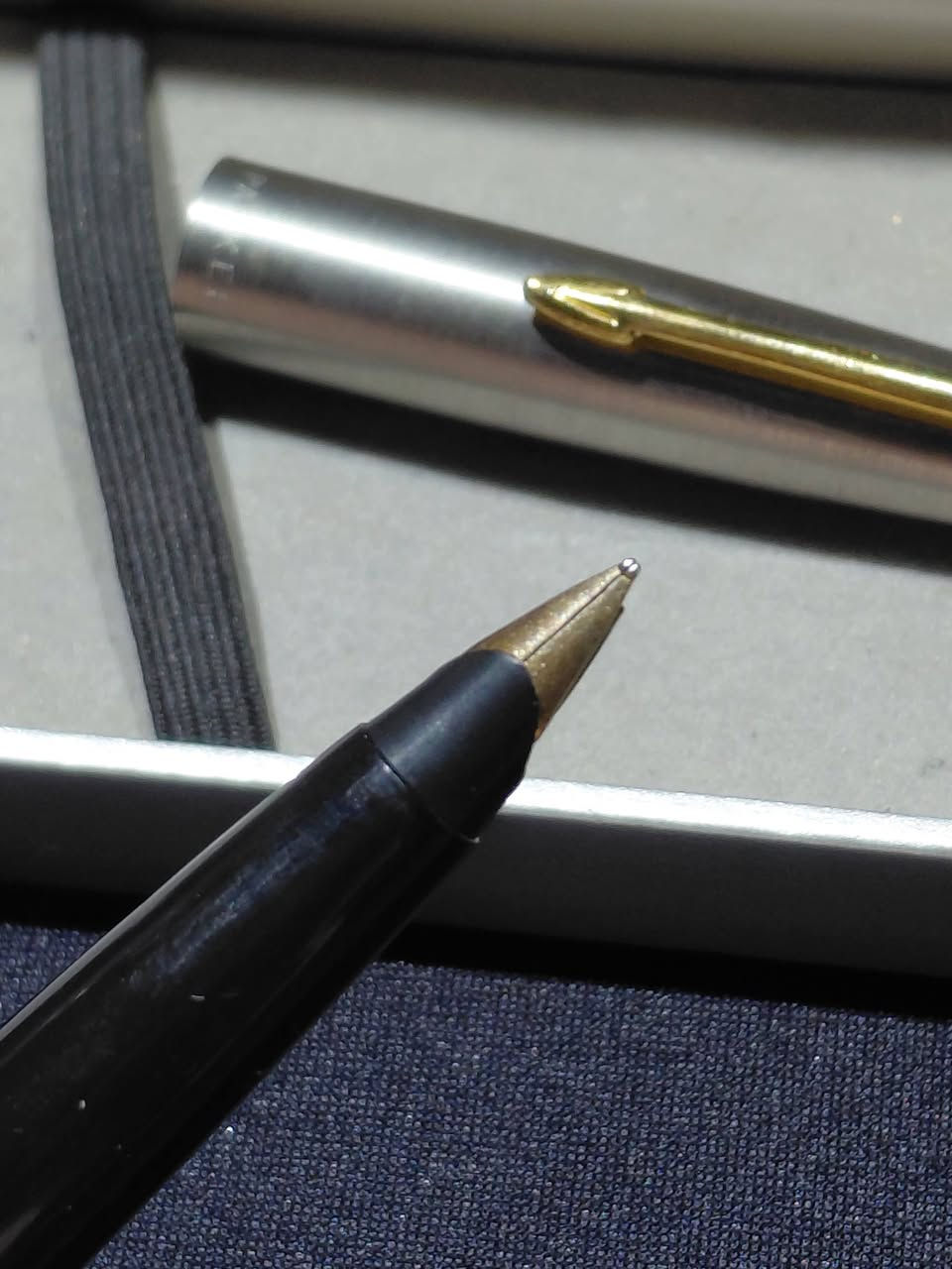 6️⃣5️⃣
الموديل: Parker 45 Flighter
بلد الصنع: الولايات المتحدة الأمريكية (MADE IN USA)
الخامة: فولاذ مقاوم للصدأ مصقول (Brushed Steel) مع جزء سفلي أسود
اللمسات: مشبك وحلقة مطليان بالذهب (Gold plated )
الريشة: ذهب عيار 14K 
النوع: قلم حبر سائل (Fountain Pen)


**إذا كنت صاحب هذا الإعلان وتريد حذفه لأي سبب، رجاءا أرسل رسالة إلى الدعم الفني**