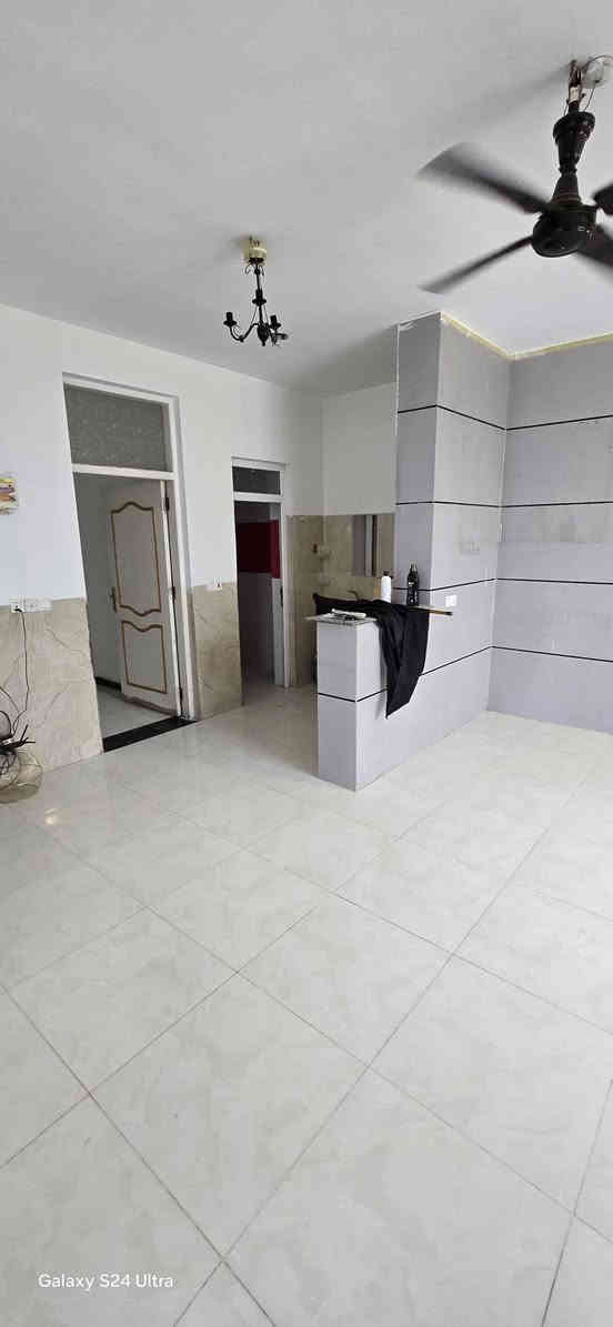 شقة للايجار في الكوت الزهراء مساحة ١٣٠ م 
٣ غرف نوم 
استقبال 
مطبخ مفتوح على الهول 
صحيات عدد ٢ 
العنوان. الزهراء شارع المدارس قرب مدرسة الخالدة 
للاستفسار اكثر اتصل على ***********
