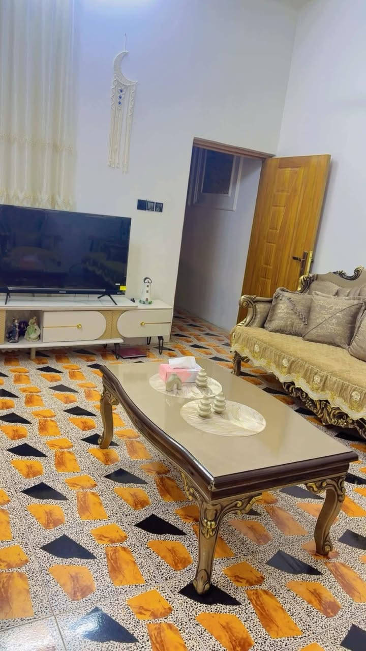 دار للبيع المساحة 100 متر الواجهة ٥ النزال ٢٠ 
يتكون من طابقين الطابق الأول طارمة ومطبخ وصالة واستقبال وصحيات
الطابق الثاني يتكون من غرفتين وبيتونة وسطحين
العنوان حي الفرات قرب مدرسة أنوار الفرات الأهليه فرع اسواق العائلة خدمات كاملة وقريب على الشارع العام الاستفسار الاتصال على الرقم ***********
