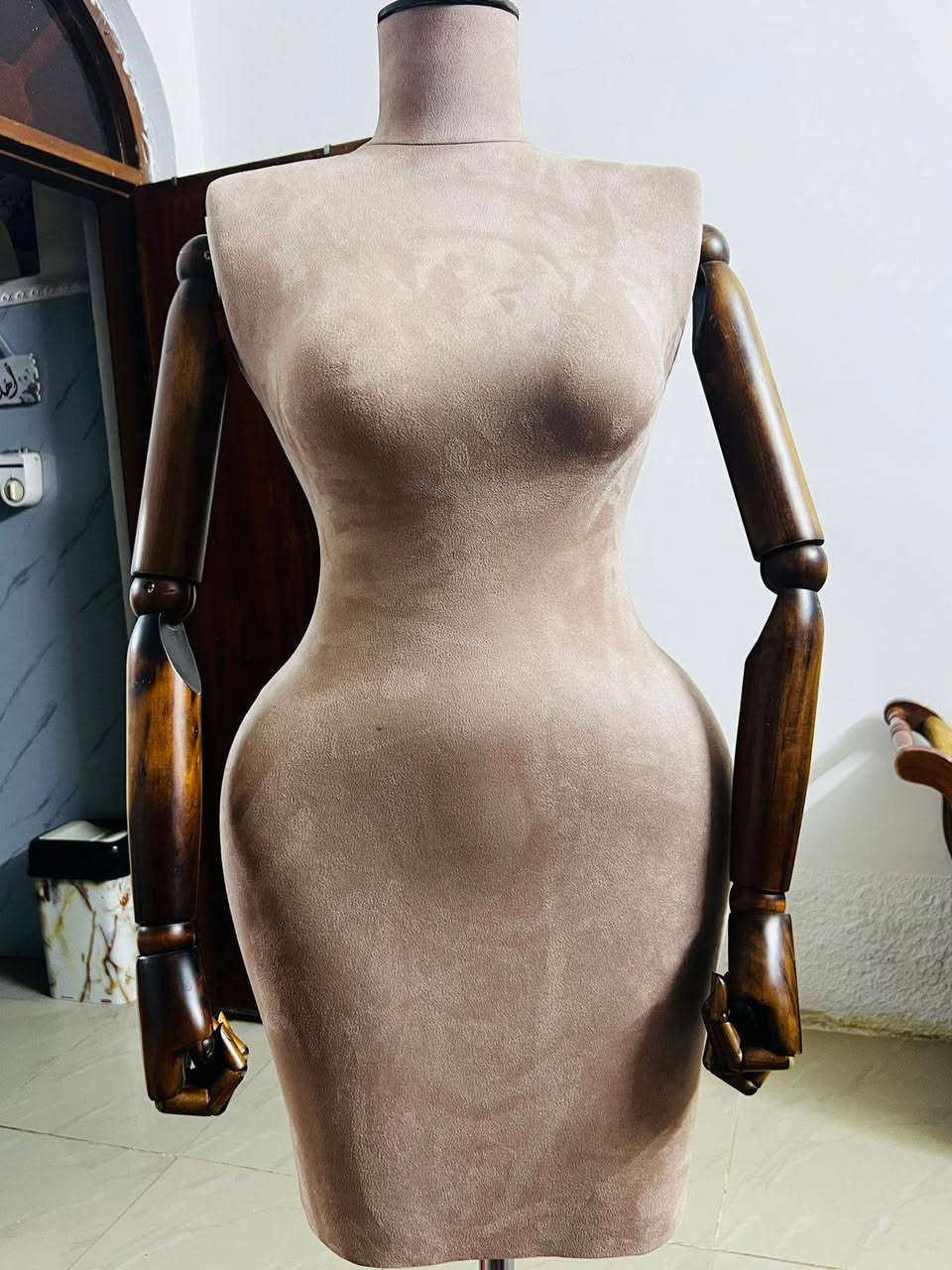 بوست مؤقت صبايا لصديقة رفعولها البوست لطفا"
💠سلام عليكم مليكانة استخدام قليل كلش منحوت  فايبر كلاس  درجة اولى مغلف بقماش قديفة  للبيع تلبيسة بنطرون هم ترهم ارتفاع متحرك لحد200سم  قاعدة خشب ثگيلة وياهة ايدين او تگدر تسويهة بدون ايدين تفصخهن هم عادي  يعني مال فساتين و گلابيات و دشاديش و حتة بناطير و تراكات و كلشي و حتة ترهم لعرض الاكسسوارات او الجنط 
السعر:170 ألف وبيهه مجال.. ***********
