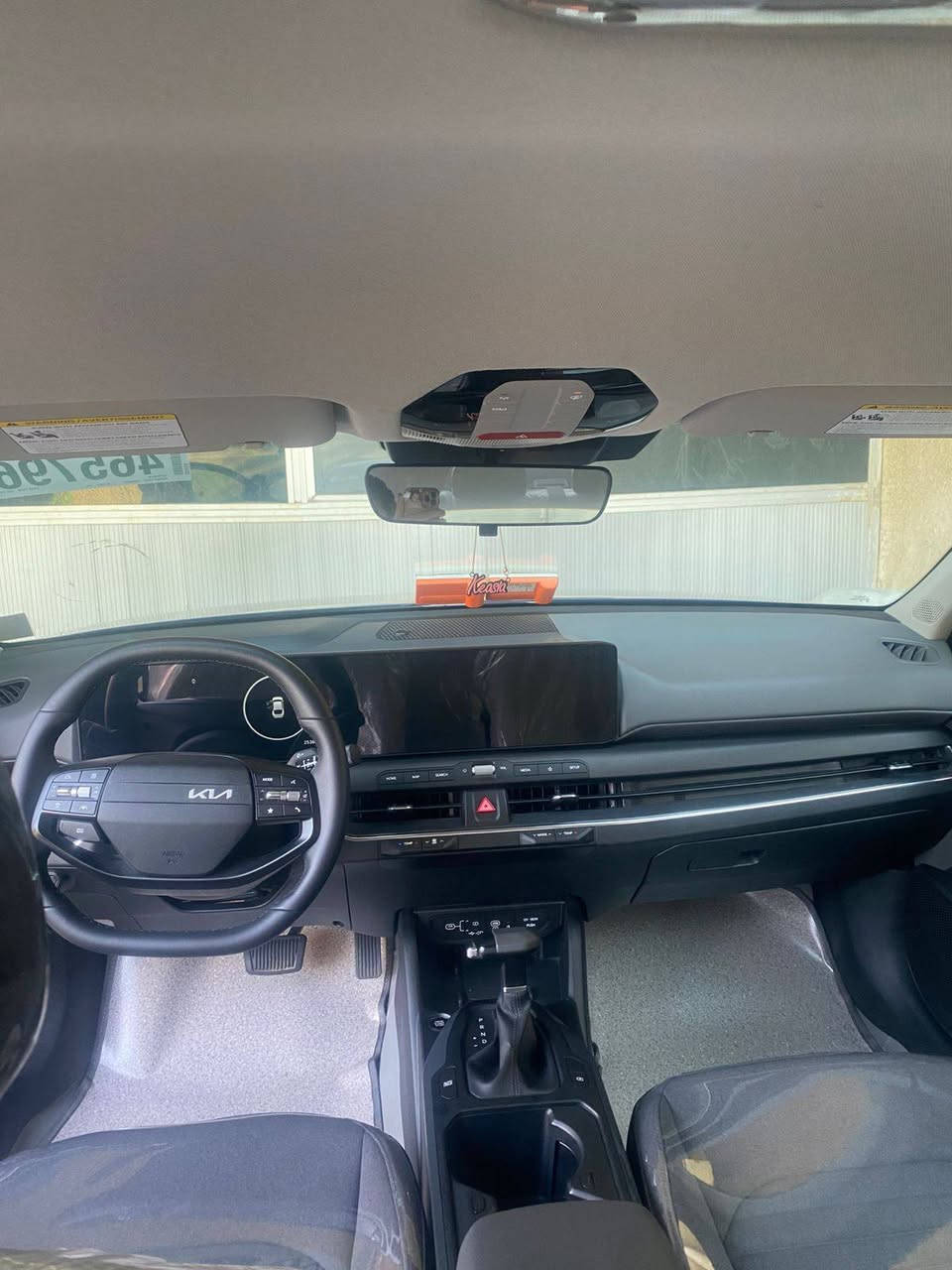 السلام عليكم سياره للبيع كي فور موديل25حادثه بالخلف بسيط بدون تبديل الصبغ بس قبق صندوق اشويه بدون ايرباك السياره جديده ماشيه 6000 السياره باسمي رقم بغداد السعر 185 وبيها مجال بسيط العنوان بغداد رقم الهاتف ***********
