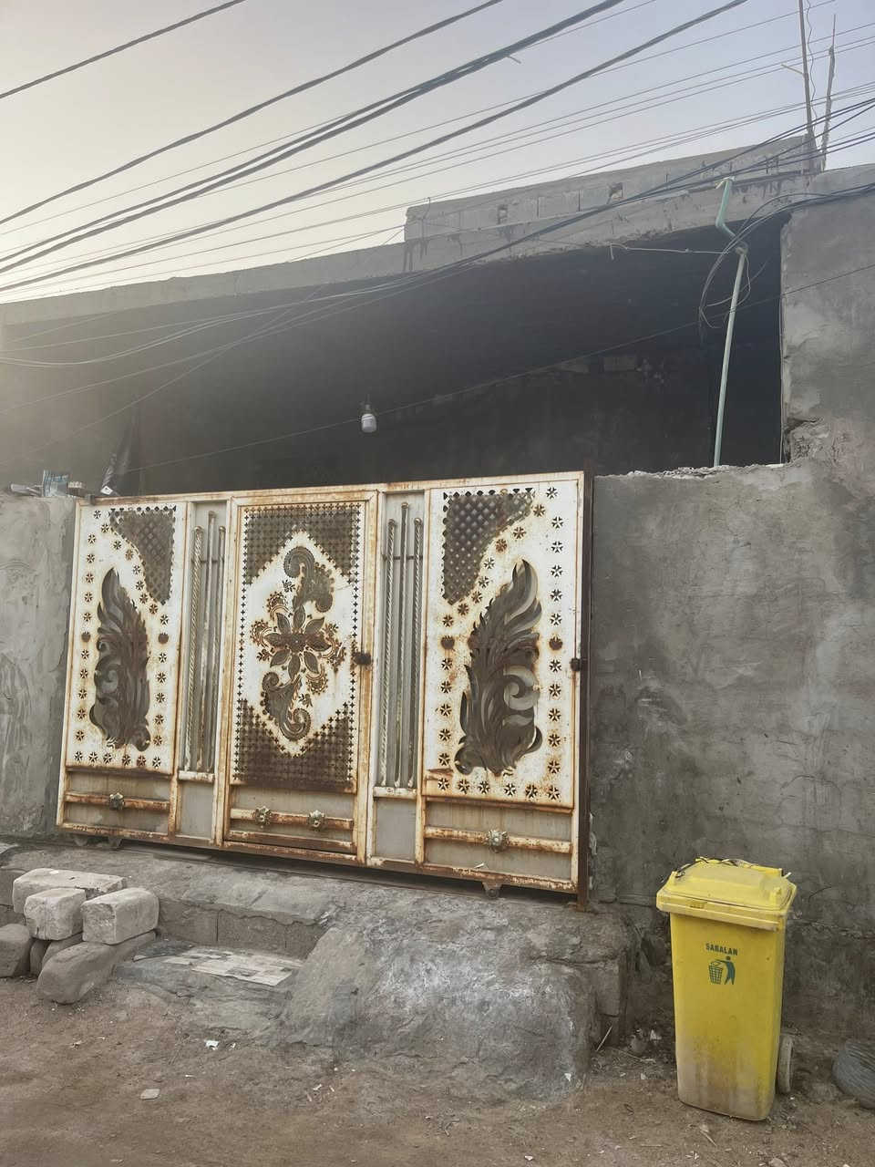 السلام عليكم بيت للبيع شطالعرب الصالحيه قرب مدرسه ريف الزاهر مساحه ١٤٠ متر زراعي اصولي قريب عن شارع الصالحيه الرئيسي حدود ٥٠٠ متر عن شارع الاتصال ***********
