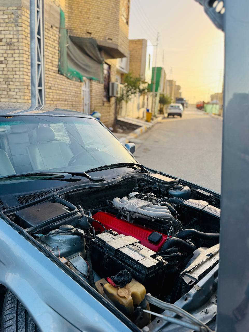 السلام عليكم بي ام موديل 90 حجم 525 لون رصاصي فيراني رقم دولي هزه جديده كير اوتو محرك مفتوح  جام 4 كهرباء كشنات كهرباء ويل 17 شنايزر  داخل جلد  تبريد قطعتين ثلج  جاهزه تخم تاير حداديه باتري كهربائيات كله شغاله 
مكان السياره ناصريه مركز رقم *********** 
السعر 42 بيه مجال قليل
