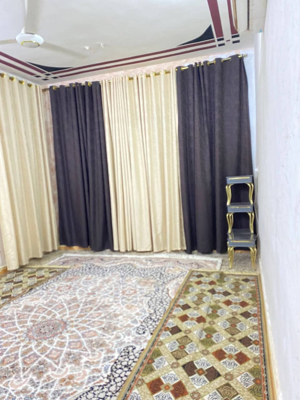 يالله سلام عليكم دار للبيع طابقين في منطقه الكوت جديده طابو صرف زراعي المساحه 200 متر يحتوي الدار علا 3 غرف نوم مع مطابخ 2 مع هول 2 استقبال صحيات فوك وجوه  كراج كبير مع مخزن الدار تجاري اول دار علا شارع الاقوس مع محل مئجر 150 الف للاستفسار ***********
