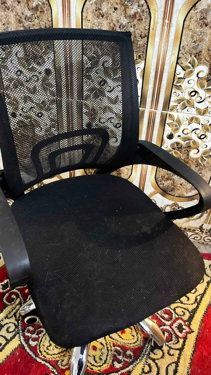 الميز ب ٤٠ الف الكرسي ب ٣٠ الف
العجانه بيها خلل تطكطك من تشتغل يعني تهتز بس تحطولها ورقه تصير عادي سعرها ٤٠ الف 
مكاني بغداد الشعلة الرقم واتساب ماكو توصيل ***********
