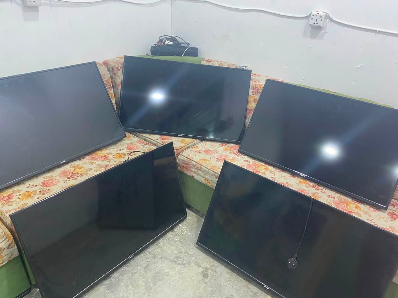 بلازمات جديده مشتغله 14يوم فقط ام النت يوتيوب وبرامج جودة الشاشة فور جي  حجم الشاشه 42 اخر 4 بقت السعر 124وعندي حجم 32 بدون نت سعرها  80 وبيها مجال للشراي
الرقم ***********
المكان؛ تكريت القادسيه
