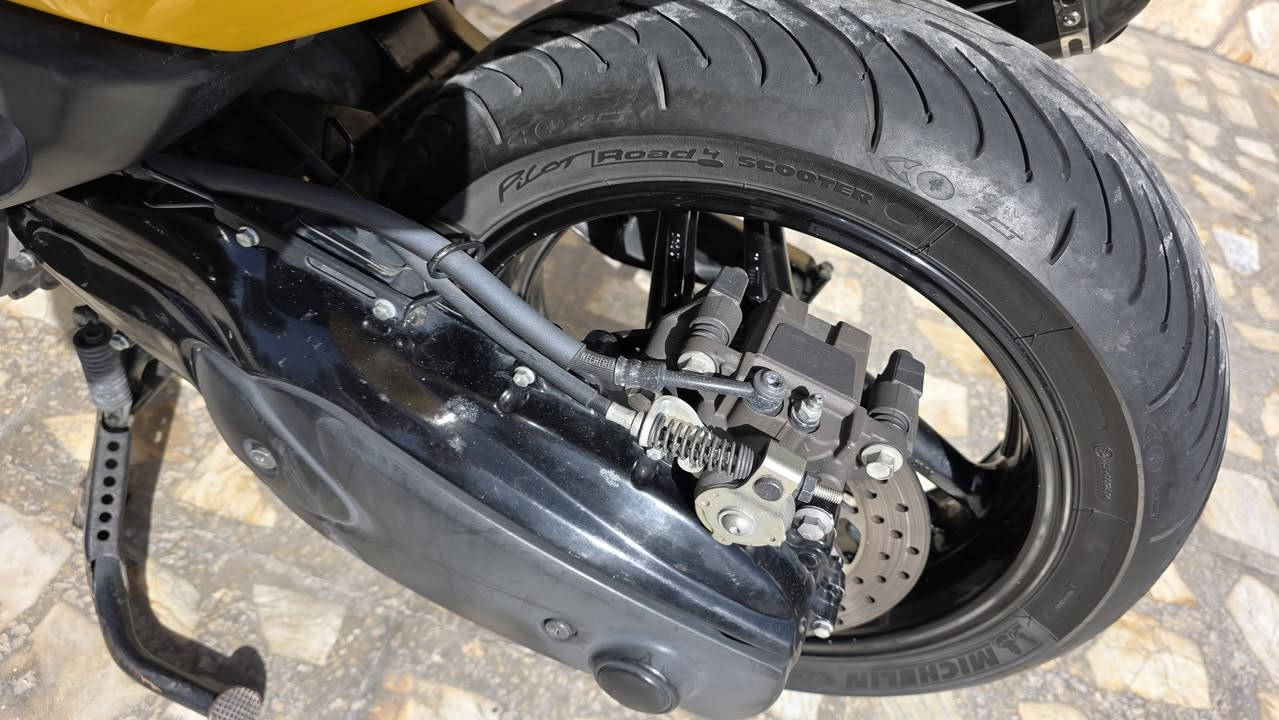 ‏السلام عليكم  2011 YAMAHA TMAX    
‏​⚙️ المحرك: 500CC
‏​🎨 اللون: اصفر مـمـيـز ❄️.  
‏ماشية 21 الف وبل يابان ماشية 18الف  
‏وياهة 3سيوجات سكيورتي 
‏مزودة من اليابان🇯🇵.
‏صالنصة رياضي ✅
‏وستيرن رياضي ✅
‏وتجوة اصلية ✅
‏وتدفئة بل يدات✅
‏وقاعدة موبايل اصلية ✅
‏الدراجة ورقة المزاد مالتهة وصور اليابان وتقريرهة  مالتهة موجود  الدراجة نازلة من معرض كلشي وكلاشي   
‏ 🛠️ الدراجة: مكفولة من كلشي   
‏​​📍 الـمـكـان: بـغـداد : الشعب
‏📱 لـلـتـواصـل والإسـتـفـسـار:📞 (‪***********‬) 
‏
