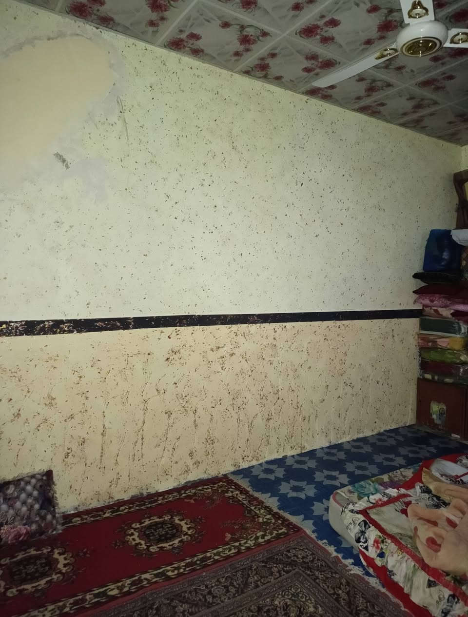 بيت للبيع 100م بشارع المطار القديم قرب مدرسة جنائن صب كونكريت غرفه وصاله ومطبخ وستقبال اريده 25 وبي مجال ***********
