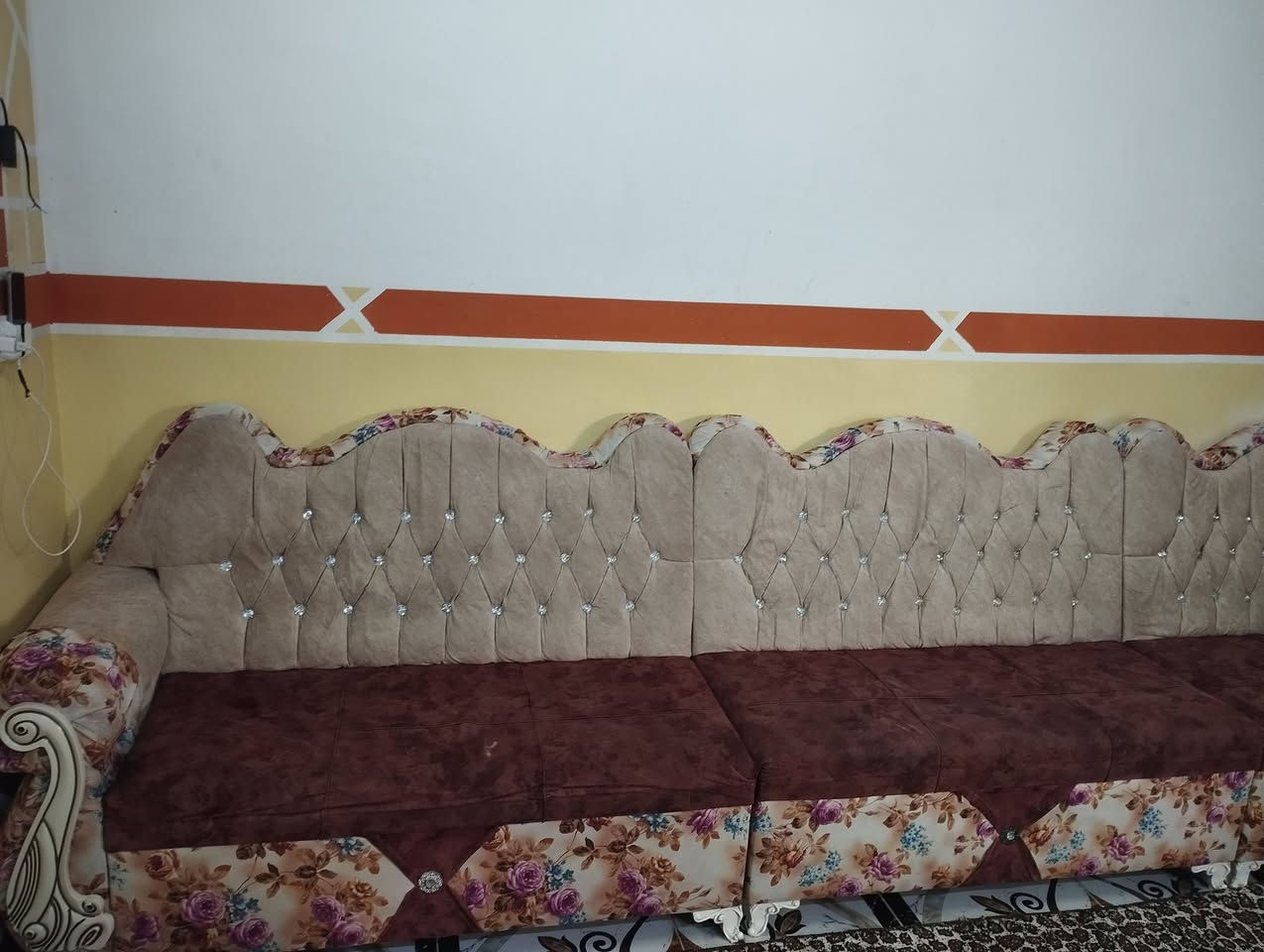 ديوان 7 امتار نضيف اي عيب مابيه السعر 175 وبيه مجال الشراي يخابر، ***********
