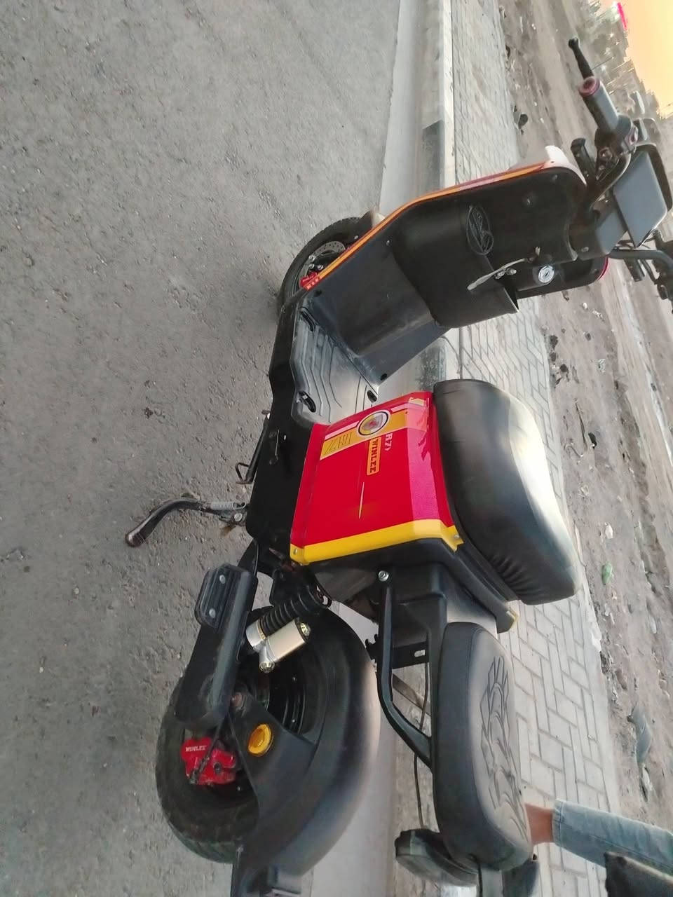 دراجه للبيع ار 7 دراجه جديده كهربائياتها كلها شغاله دراجه مقفوله اللون احمر بطاريات  بطاريات 32 امبير تشتغل عن بعد السعر 350 وبيها مجال شراي يخابر *********** العنوان البصره الزبير لمحكمه الجديده

