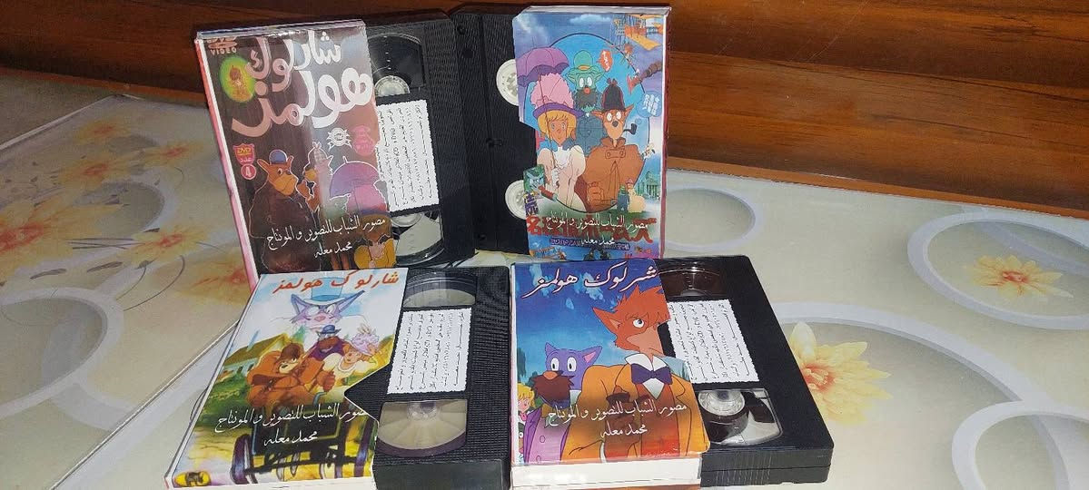 من النوادر 
للبيع 
ب كاسيت ال VHS الكبير الفيلم 🎥 مغامرات ( البطل خماسي  )  جديد غير مستخدم عدا الفحص ب النسخه الاصليه
شرلوك هولمز
قصه :
القصة: شخصية خيالية ظهرت في أوائل القرن العشرين ابتكرها الكاتب والطبيب الأسكتلندي سير آرثر كونان دويل يعرّف هولمز نفسه على أنه محقق استشاري . يتخذ من مدينة لندن مقرًا له ، ويساعد رجال الشرطة والمحققين عندما لا يجدون حلولًا للجرائم التي تواجههم اشتهر هولمز بمهارته في استخدام التفكير المنطقي وقدرته على التنكر والتمويه ويصنف الى جانب الخير بالجانب الأخر فئة الشر وحب السيطرة ويمثلة في ذلك البوروفيسور مورياتي وهو عادتا ما يتقابل مع شارلوك في احد القضايا وبالغالب يلوذ بالفرار وتفشل خططه لسيطرة على المدينة 

سعر الكاسيتات (ع الخاص ) 
خدمه توصيل لكل المحافظات في العراق 🇮🇶 ودول الخارج 
مع شركه الامزون للتوصيل السريع .
للاستفسار اكثر مصور الشباب ميسان شارع المرور القديم حي المعلمين . ***********
***********   إتصال واتساب تلكرام محمدمعله
